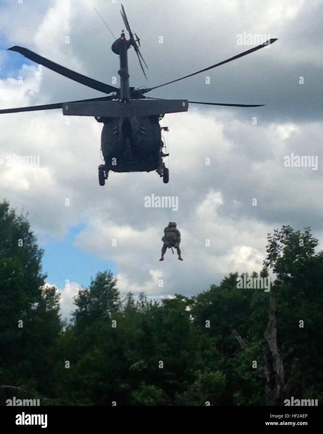 A New York Esercito Nazionale Guardia medic volo dal Rochester, N.Y., basato società F, 1° Battaglione, 169Aviation (Air Ambulance) sorge la woodline per condurre una evacuazione medica la formazione con i soldati di fanteria da New York esercito Guardia Nazionale di seconda plotone, la società C, 2° Battaglione, 108th fanteria, da Gloversville, N.Y. Le due unità condotta la formazione integrata sul tamburo di Fort Luglio 17 durante l' unità di addestramento annuale. New York La Guardia Nazionale porta al settimo cielo 140717-Z-ZZ999-005 Foto Stock