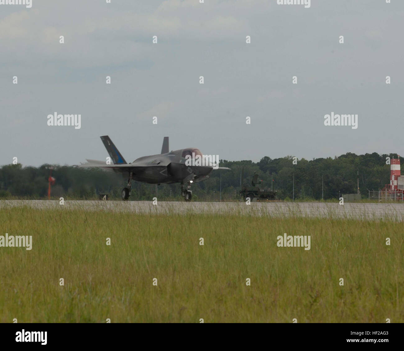 Lt. Col. Giuseppe T. Bachmann, comandante della Marina attacco Fighter Training Squadron 501 (VMFAT-501) atterra un F-35B II Illuminazione Joint Strike Fighter a bordo del volo di linea Marine Corps Air Station Beaufort, S.C., 17 luglio 2014. L'arrivo del F-35B significa il ritorno a casa di VMFAT-501 al Marine Corps Air Station Beaufort. (U.S. Marine Corps photo by lance Cpl. Patrick J. McMahon/RILASCIATO) F-35B Lightning II arrivo al Marine Corps Air Station Beaufort 140717-M-VR358-054 Foto Stock