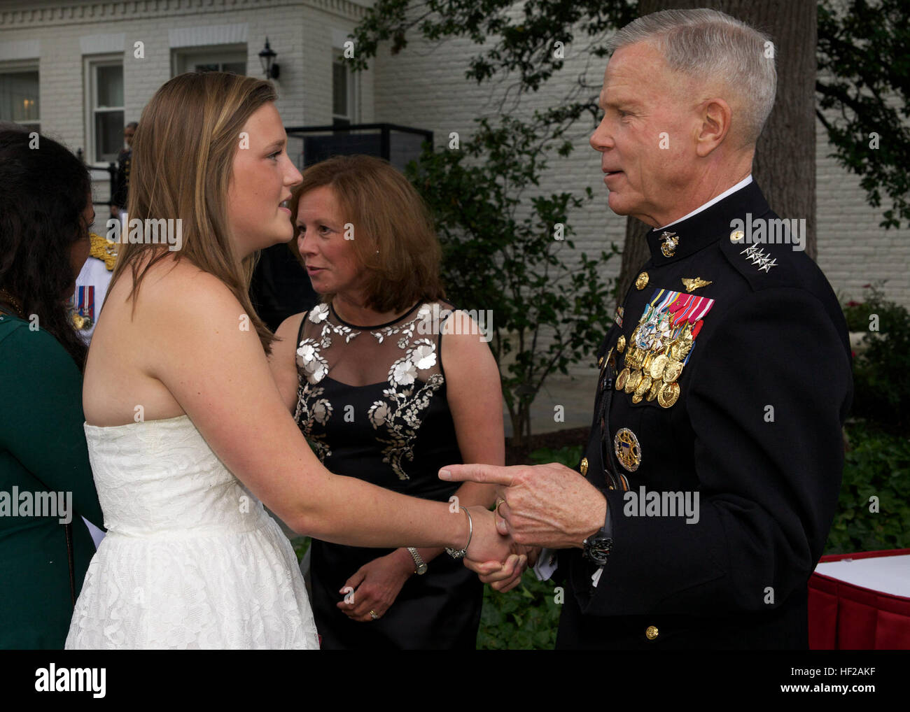 Il comandante dell'U.S. Marine Corps, Gen. James F. Amos, destra, parla con gli ospiti durante una serata Parade ricezione presso la Casa del Commandants a Washington D.C., il 18 luglio 2014. Serata di sfilate si svolgono ogni venerdì durante i mesi estivi. (U.S. Marine Corps foto di Sgt. Mallory Vanderschans/RILASCIATO) sera Parade 140718-M-LU710-037 Foto Stock