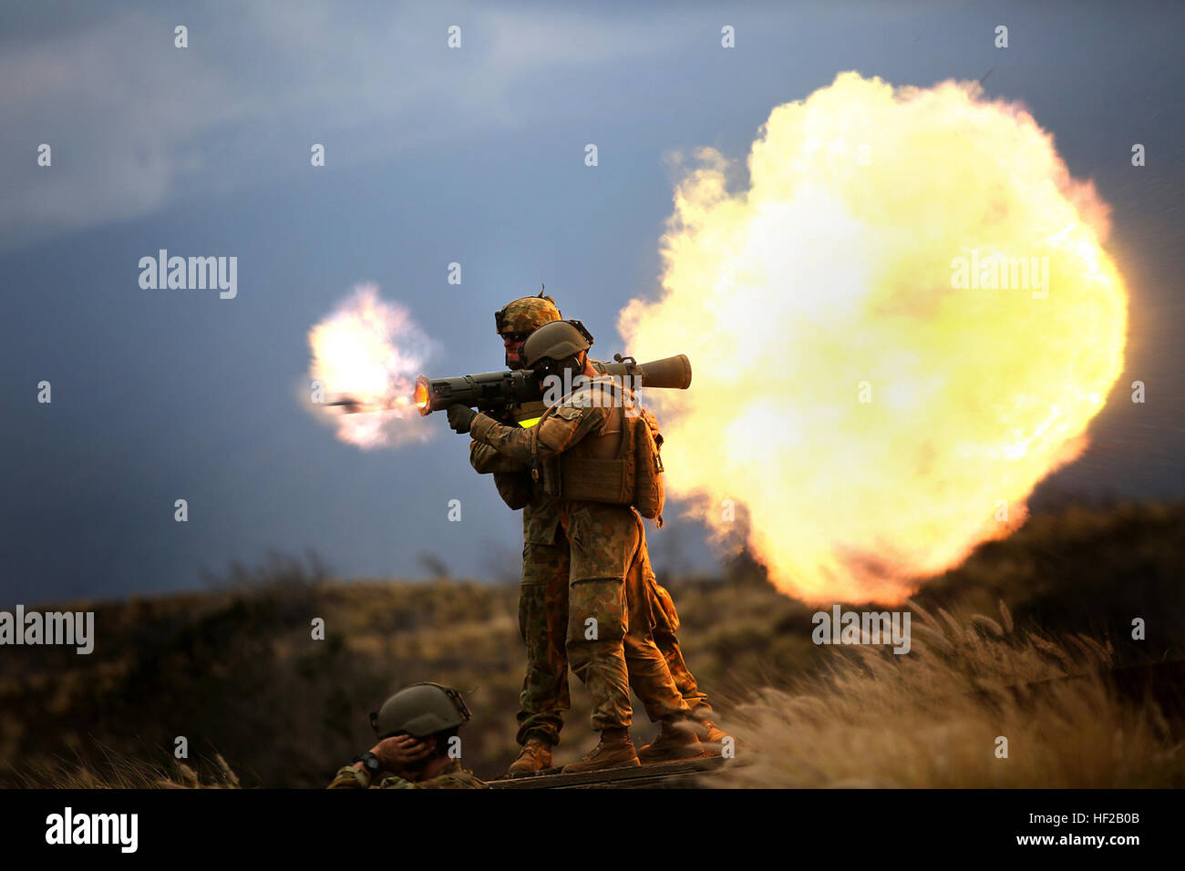 Soldati australiani assegnati al 5° Battaglione, Royal Australian Regiment un incendio 84 mm M3 Carl Gustave rocket launcher a gamma 10, Pohakuloa Area Formazione, Hawaii, 20 Luglio durante il cerchio del Pacifico (RIMPAC) Esercizio 2014. Ventidue nazioni, più di 40 navi e sottomarini, circa 200 aerei e 25.000 personale partecipano RIMPAC dal 26 giugno al 1 agosto in e intorno alle Isole Hawaii e la California del Sud. Il più grande del mondo marittimo internazionale esercitazione RIMPAC offre una singolare opportunità di formazione che aiuta i partecipanti a favorire e a sostenere il rapporto di cooperazione Foto Stock