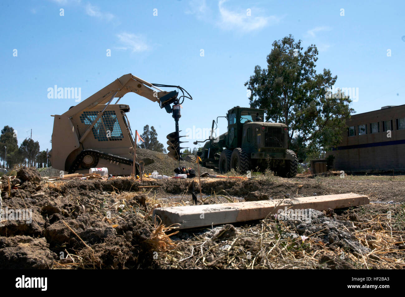 I soldati della 649th Engineer Company, ingegnere 579th battaglione, 49th Polizia Militare brigata, California Army National Guard, azionare attrezzature pesanti a Sgt. 1. Classe Isacco Lawson Memorial Park di Fairfield, California, 24 luglio. Lawson, una tempesta del deserto veterano, è stato ucciso da un improvvisato dispositivo esplosivo mentre serve a sostegno dell'Operazione Iraqi Freedom a Bagdad il 5 giugno 2006. Al momento, Lawson è stato distribuito con la sua unità, sede e Sede Società, 49th Polizia Militare brigata. (U.S. Esercito nazionale Guard foto/Sgt. Ian M. Kummer/RILASCIATO) Sgt. 1. Classe Isacco Lawson Memori Foto Stock