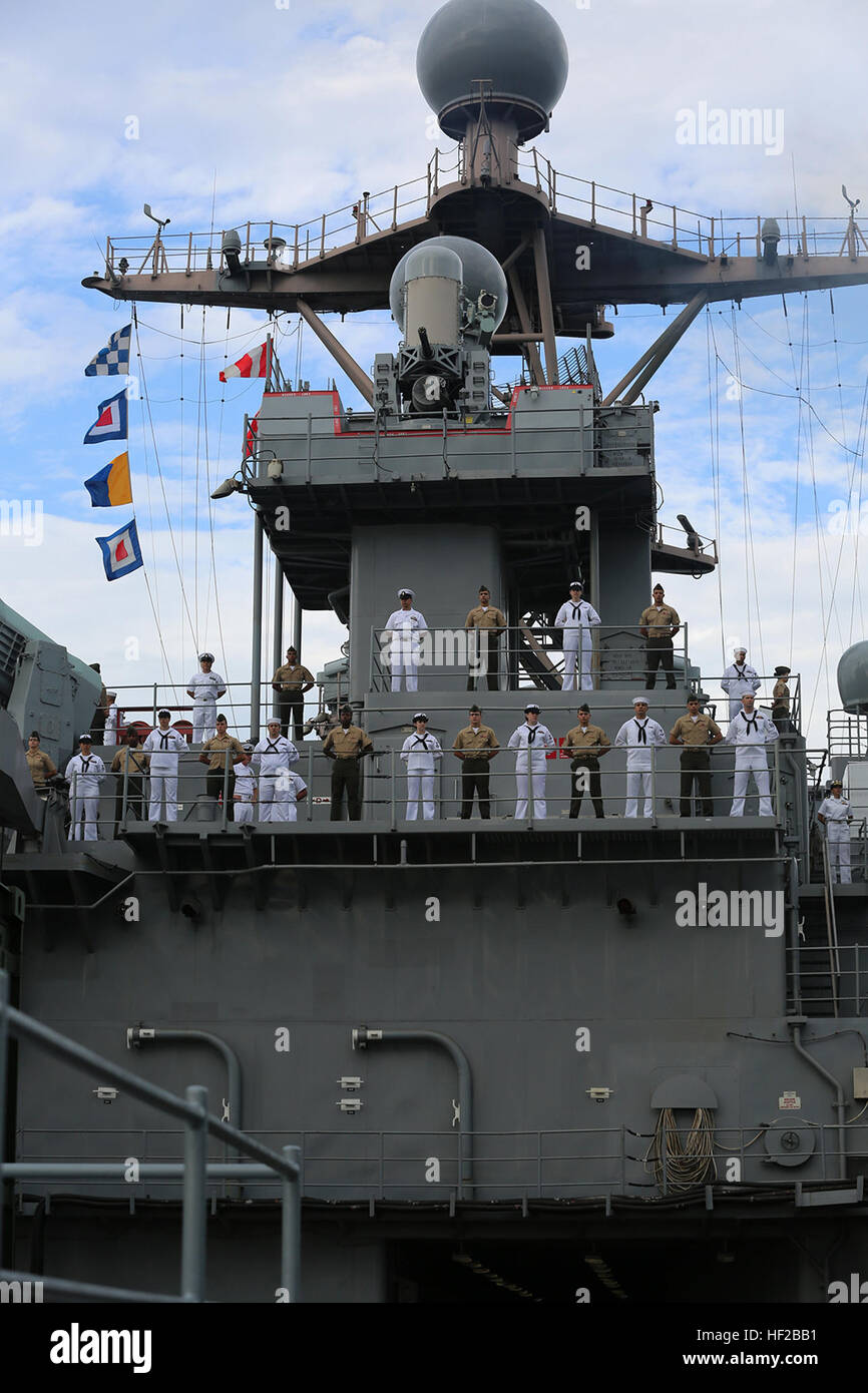 Marines con xi Marine Expeditionary Unit e i marinai con la USS Comstock "binari" che partono dalla base navale di San Diego, California, 25 luglio. Xi MEU e Makin Island pronta anfibio gruppo sono un mare-basato, crisi expeditionary Forza di risposta in grado di condurre missioni anfibio in tutta la gamma di operazioni militari. (U.S. Marine Corps foto di Sgt. Melissa Wenger/RILASCIATO) xi MEU salpa a bordo della USS Comstock 140725-M-RR352-047 Foto Stock