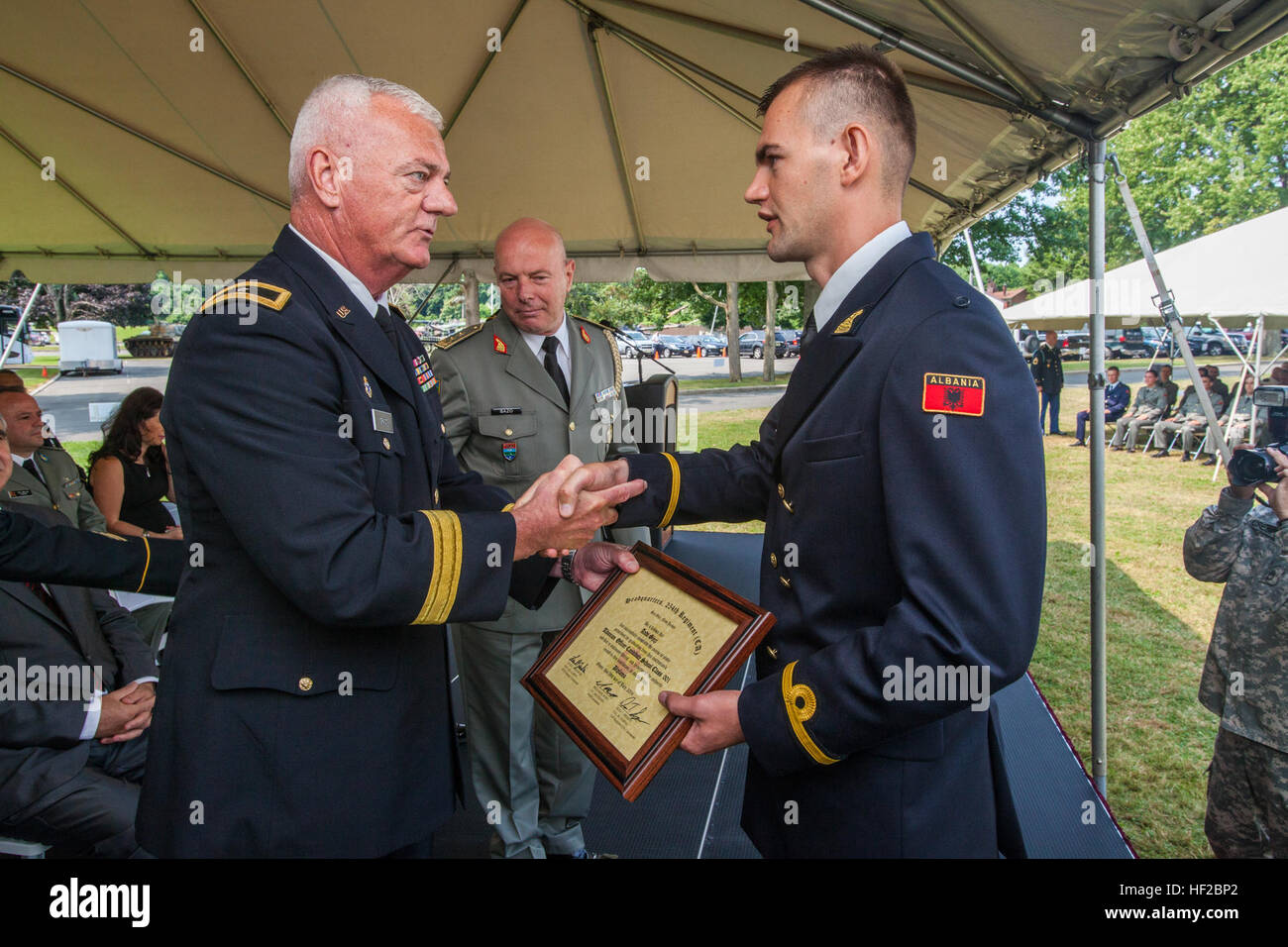 Brig. Gen. James J. GRANT, sinistra, capo del Comune di personale e il Mag. Gen. Jeronim Bazo, centro, capo di stato maggiore generale delle forze armate albanesi, presenta albanese candidato ufficiale di Andi Gjeci il suo certificato di laurea in occasione di una cerimonia che si terrà al National Guard Armory, Lawrenceville, N.J., 29 luglio 2014. L'Albania è il primo membro del programma di Partenariato Paese a inviare i suoi officer candidati al suo stato partner - New Jersey - a partecipare Officer scuola del candidato. Il 12-settimana New Jersey Esercito Nazionale Guardia programma OCS è modellato dopo l'active-dovere programma a Fort Benning, Ga. e include la classe ins Foto Stock