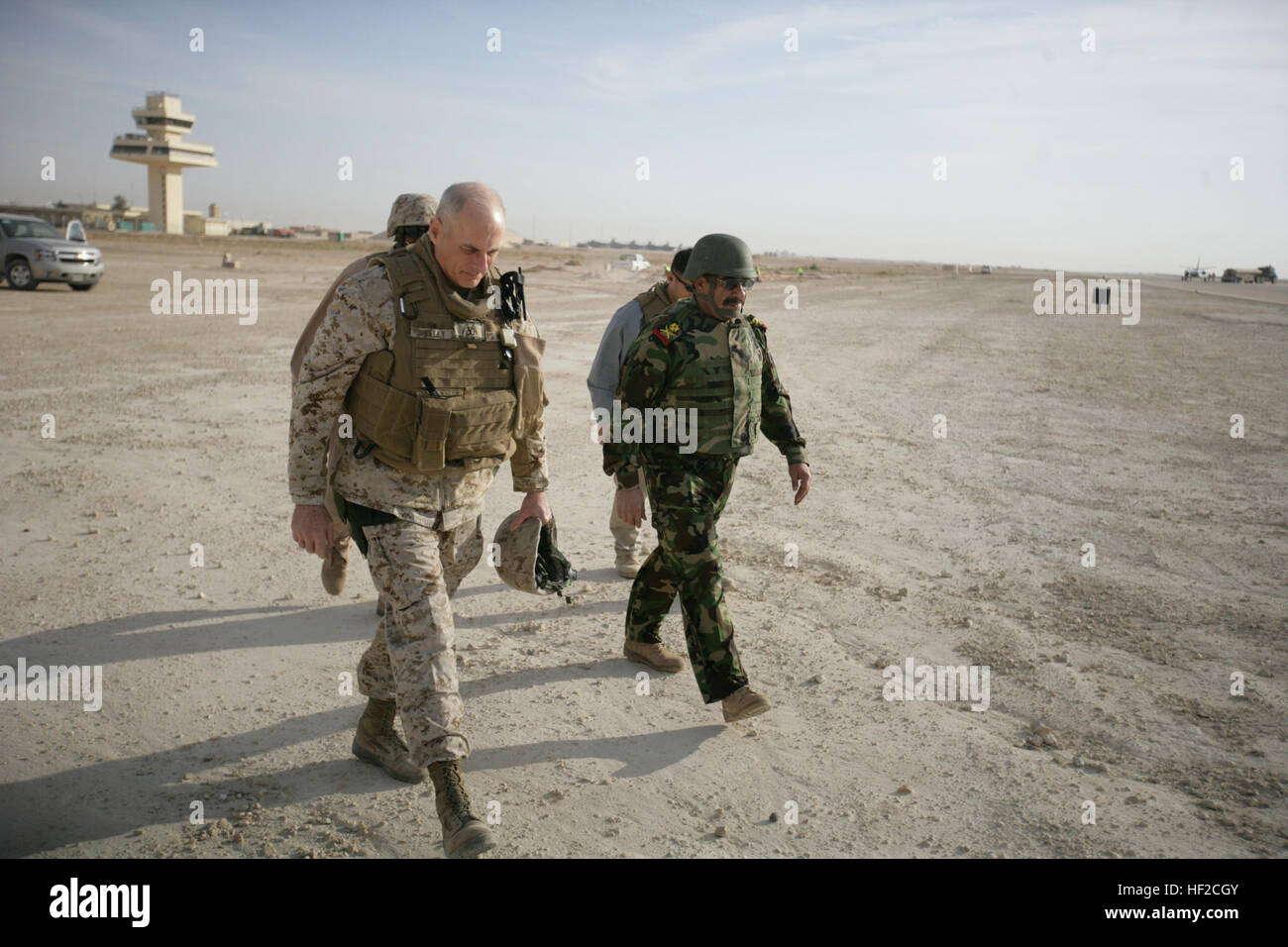 Stati Uniti Marine Il Mag. Gen. John F. Kelly, Comandante Generale, ho Marine forza expeditionary e personale Il Mag. Gen. Abdullah, settimo esercito iracheno Commander, a bordo di una MV-22 Osprey per una riunione, al Asad Airbase, Iraq, nov. 19, 2008. Questo incontro è quello di consigliare e assistere iracheno di polizia di frontiera durante l'Hajj, che è il viaggio alla Mecca (che includerà entrando in questa area) - uno dei 5 pilastri dell Islam, deve essere completata almeno una volta nella vita. Incontro circa Hajj DVIDS142910 Foto Stock