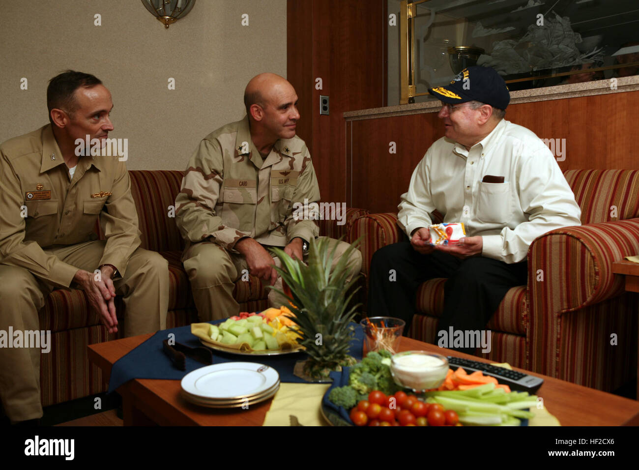 081125-M-6412J-330 Golfo Persico (nov. 25, 2008) Capt. Brian Smith, sinistro e posteriore Adm. Kendall L. Card parlare con il segretario della Marina (SECNAV) gli onorevoli Donald C. Inverno a bandiera mess a bordo di trh Amphibious Assault nave USS Iwo Jima (LHD 7. Il ventiseiesimo Marine Expeditionary Unit e Iwo Jima Expeditionary Strike gruppo sono distribuiti negli Stati Uniti Quinta Flotta area di responsabilità. (U.S Marine Corps foto di Cpl. Patrick M. Johnson-Campbell/RILASCIATO) Navy US 081125-M-6412J-330 Capt. Brian Smith e Adm posteriore. Kendall L. Card parlare con il segretario della Marina gli onorevoli Donald C. Inverno Foto Stock