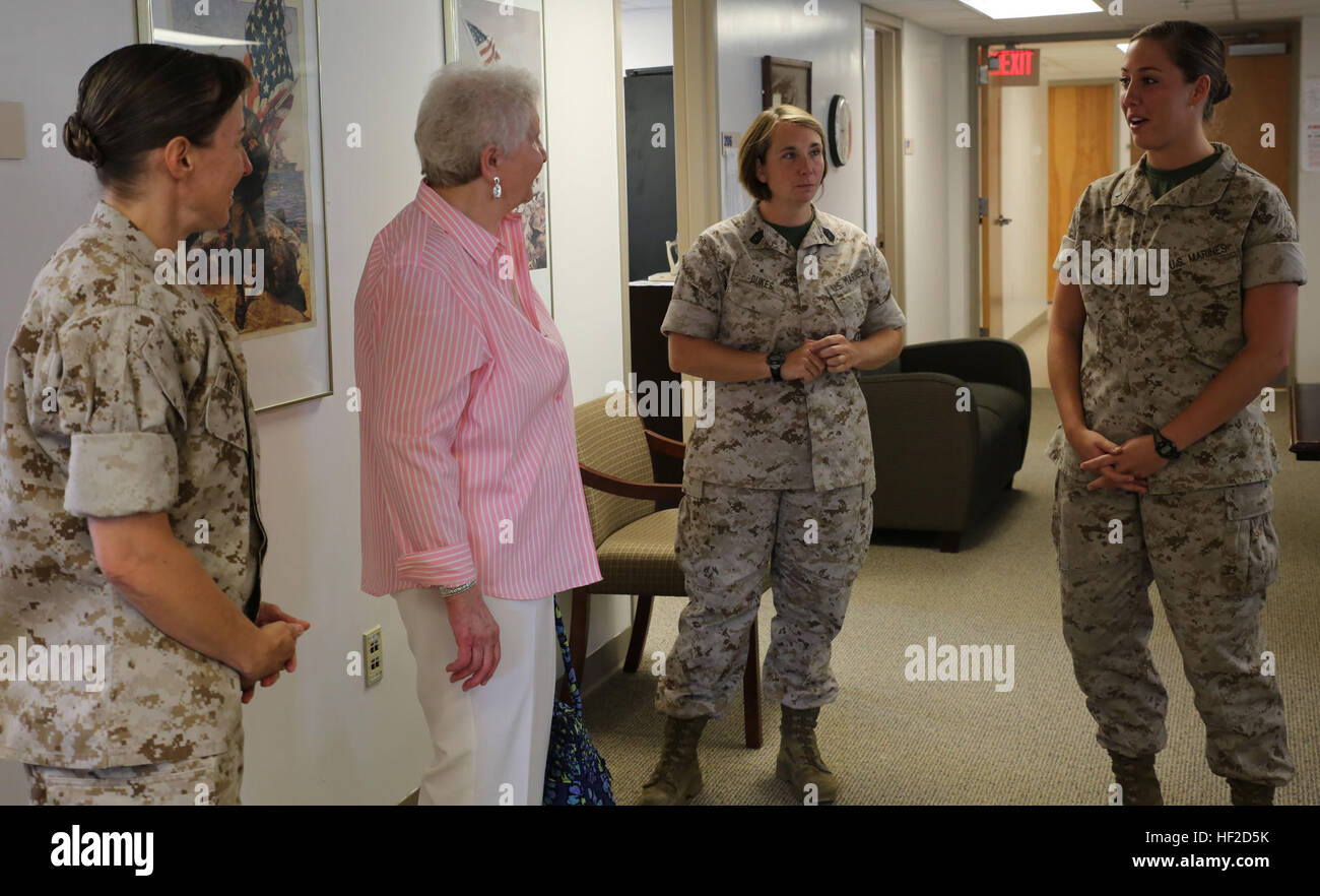 Eleanore Sonich, Marine Corps veterano, parla con Marines femmina con il combattimento a terra integrati elemento Task Force, durante una visita a Marine Corps base Camp Lejeune, Carolina del Nord, 11 Agosto, 2014. Sonich è stata una delle prime donne a conquistare il Marine Corps durante l'altezza della seconda guerra mondiale. (U.S. Marine Corps foto di Cpl. Paul S. Martinez/RILASCIATO) WWII veterano visiti il combattimento a terra integrati elemento Task Force Marines 140811-M-ZM882-021 Foto Stock