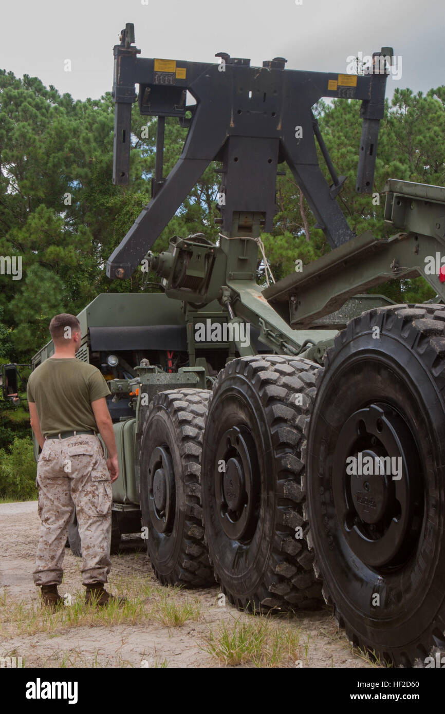 Un U.S. Marine con società ponte (bridge Co.), 8 Supporto tecnico di battaglione, 2° Marine Logistics Group, si prepara a carico alloggiamenti interni su di un veicolo Logisitics il sistema durante la sostituzione del nastro migliorate la formazione di ponte su Camp Lejeune, N.C., 11 agosto 2014. Bridge Co. Marines collegato le baie in acqua per mettere insieme un continuo span che ha toccato shore A shore per il secondo battaglione di serbatoi a croce utilizzando M1A1 Abrams battaglia principale serbatoi. (U.S. Marine Corps photo by Lance Cpl. Desiderio M. Mora/RILASCIATO) Ponte Azienda Marines condurre attività di formazione con il 2° Battaglione serbatoi 140811-M-TG562-077 Foto Stock