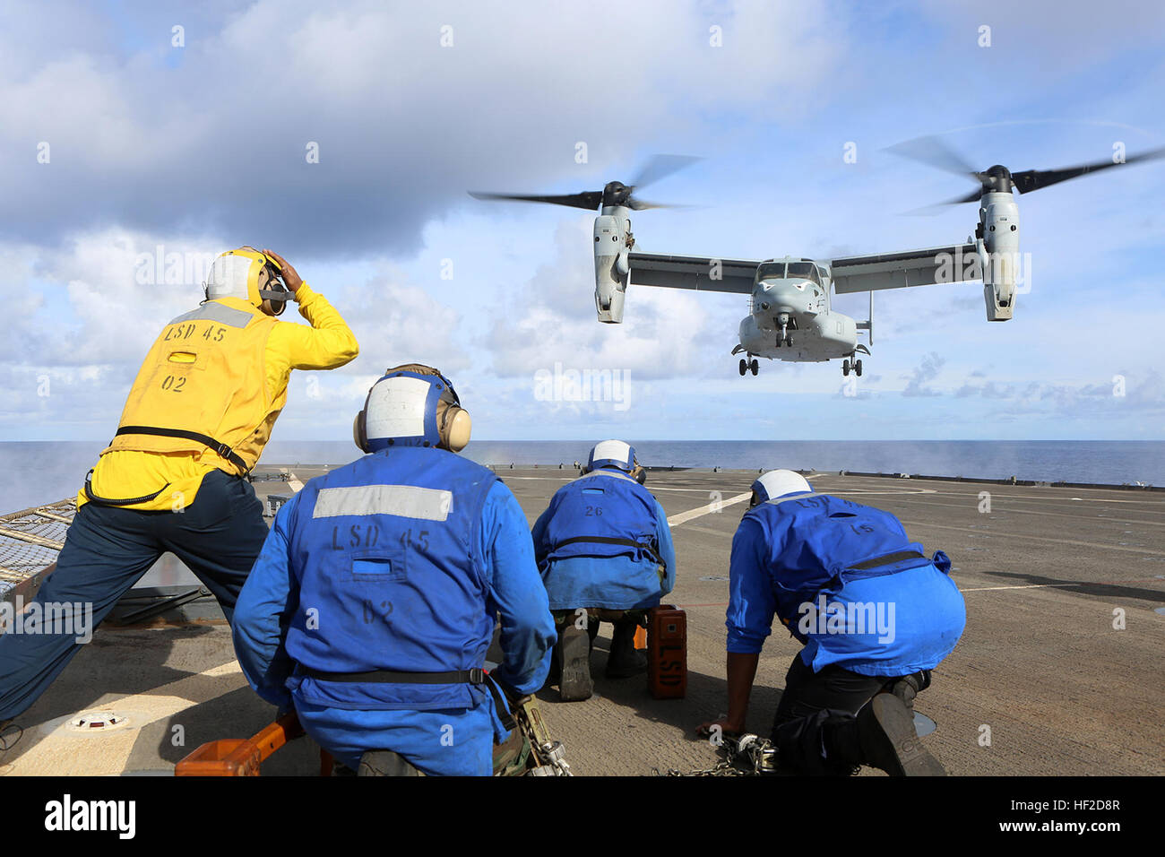 Un MV-22B Osprey con Marine mezzo squadrone Tiltrotor 163 (rinforzato), undicesimo Marine Expeditionary Unit, si prepara a terra sul ponte di volo fuori la USS Comstock durante la loro distribuzione il Agosto 12. Elementi di xi MEU sono imbarcati sulla USS Comstock e preparati a condurre amphibious base di missioni e operazioni. (U.S. Marine Corps foto di Sgt. Melissa Wenger/RILASCIATO) xi MEU Osprey fa un pit stop alla USS Comstock 140812-M-RR352-069 Foto Stock