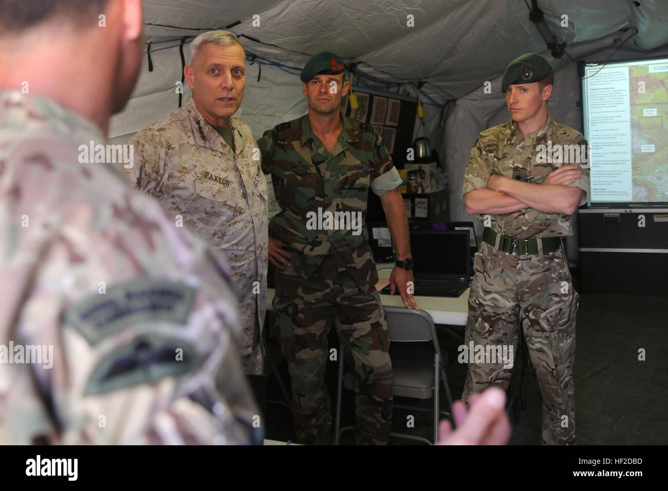 Il generale John M. Paxton, assistente del comandante del Corpo della Marina degli Stati Uniti, visiti la British Royal Marines durante una visita a larga scala esercizio 2014 a bordo di Marine Corps Air Ground Centro di combattimento ventinove Palms, California, 11 Agosto, 2014. LSE-14 è un accordo bilaterale in materia di esercizio di formazione condotta dal 1° barra o pulsante MEB per costruire degli Stati Uniti e del Canada e delle forze militari di capacità congiunte tramite live, simulato, e militari costruttivo delle attività di formazione. Visite ACMC Marines durante l'LSE 14 140813-M-HQ478-948 Foto Stock