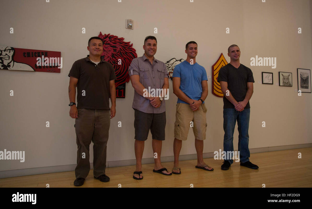 Da sinistra a destra, Cpl. Uriel Avendano, un combattimento corrispondente con sede e Sede squadrone in base al Marine Corps Air Station Yuma, Ariz., Gunnery Sgt. Michael Brockelman, la lotta contro il capo della fotocamera con H&HS, Sgt. Brian C. Post, un AV-8B Harrier II meccanico powerline con Marine attacco 211 Squadrone di stanza a MCAS Yuma, e Cpl. Michael strumenti, un controllore del traffico aereo con H&HS, posa per una foto nella parte anteriore del Post della illustrazione alla chiusura della mostra d'arte a Yuma Fine Arts Center, giovedì, 14 agosto 2014. Serata di gala è stata presentata da ICM Yuma singolo programma marino. Gli ICM Y Foto Stock