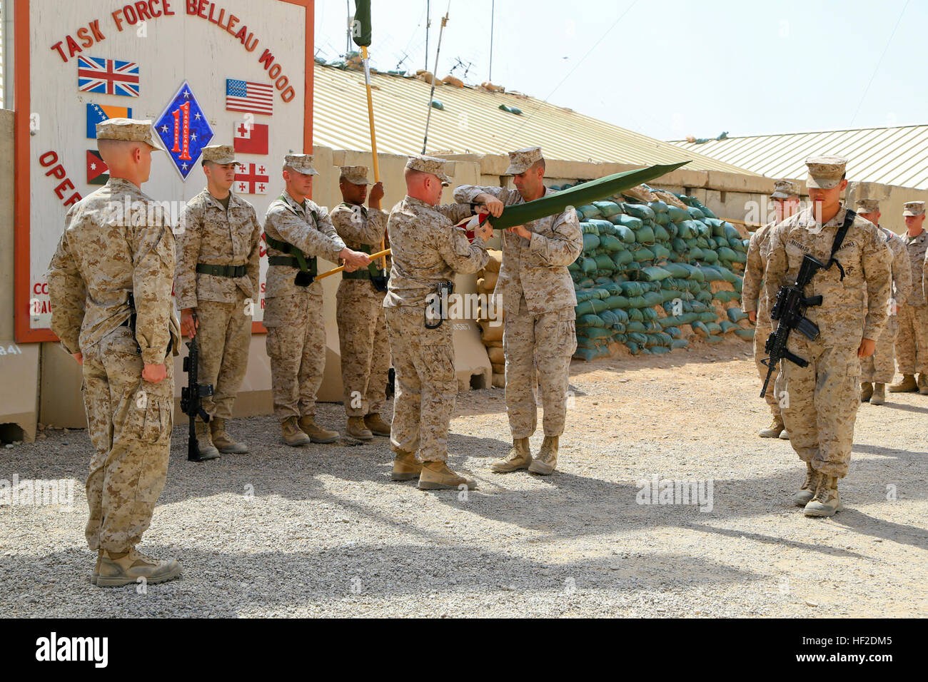 Stati Uniti Marine Col. Peter B. Baumgarten (centro destra) comandante, e Master Gunnery Sgt. Douglas P. Fraser (centro sinistra), operazioni chief con il 1° Reggimento Marine, caso l'unità battaglia dei colori durante un involucro colori cerimonia a bordo Camp Leatherneck, provincia di Helmand, Afghanistan, 15 agosto 2014. 1° Battaglione, 2° Reggimento marino ha assunto la missione di sicurezza di Camp Bastion e Camp Leatherneck come la cerimonia a bordo Camp Leatherneck conclude formalmente il 1° reggimenti marino missione nel Comando Regionale (sud-ovest). (Gazzetta U. S. Marine Corps foto di Sgt. Dustin D. Marzo/RILASCIATO) 1. Foto Stock