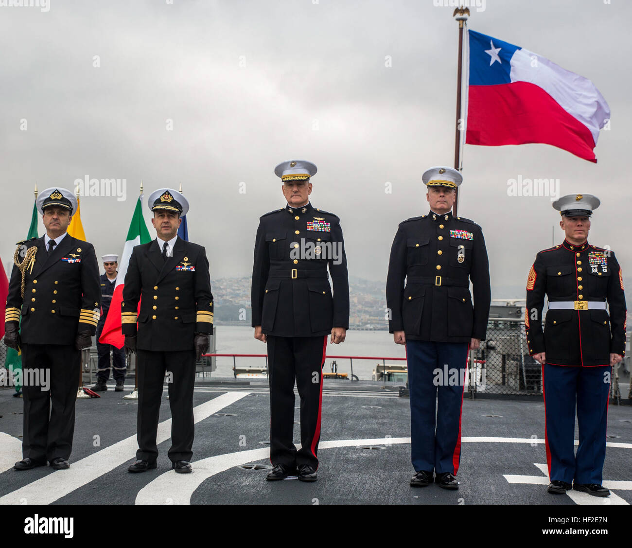 I rappresentanti degli Stati Uniti Marine Corps e marina cilena stand a bordo della nave cilena LSDH Sargento Aldea Agosto 22, 2014, durante la cerimonia di chiusura per il partenariato delle Americhe 2014. POA 14 è stata progettata per migliorare interforze e interoperabilità, aumentare la capacità combinata di eseguire le operazioni anfibie, operazioni a sostegno della pace e di assistenza umanitaria/Disaster Relief missioni, e ulteriormente sviluppare relazioni solide e durature negli Stati Uniti Marine Corps ha stabilito con nazioni partner' infanterie navale/Marine Corps. Il partenariato delle Americhe 2014 si chiude Foto Stock