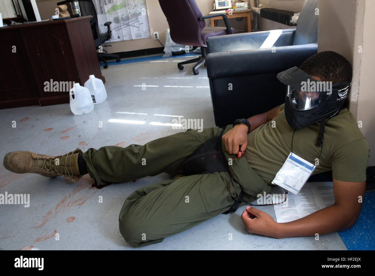 Lancia Cpl. Robert Lee, la simulazione di una vittima di un attivo esercizio di sparatutto, chiamato "Operazione furia sociale", svolge il ruolo di un collaboratore ferito durante l'esercizio a bordo Marine Corps Air Station Miramar, California, 27 agosto. L'esercizio ha iniziato con un Marine insoddisfatti che hanno minacciato in un post di Facebook per uccidere i suoi colleghi presso il centro di riciclaggio. Sparatutto attivo esercizio consente la formazione di sicuro 140827-M-OB827-024 Foto Stock