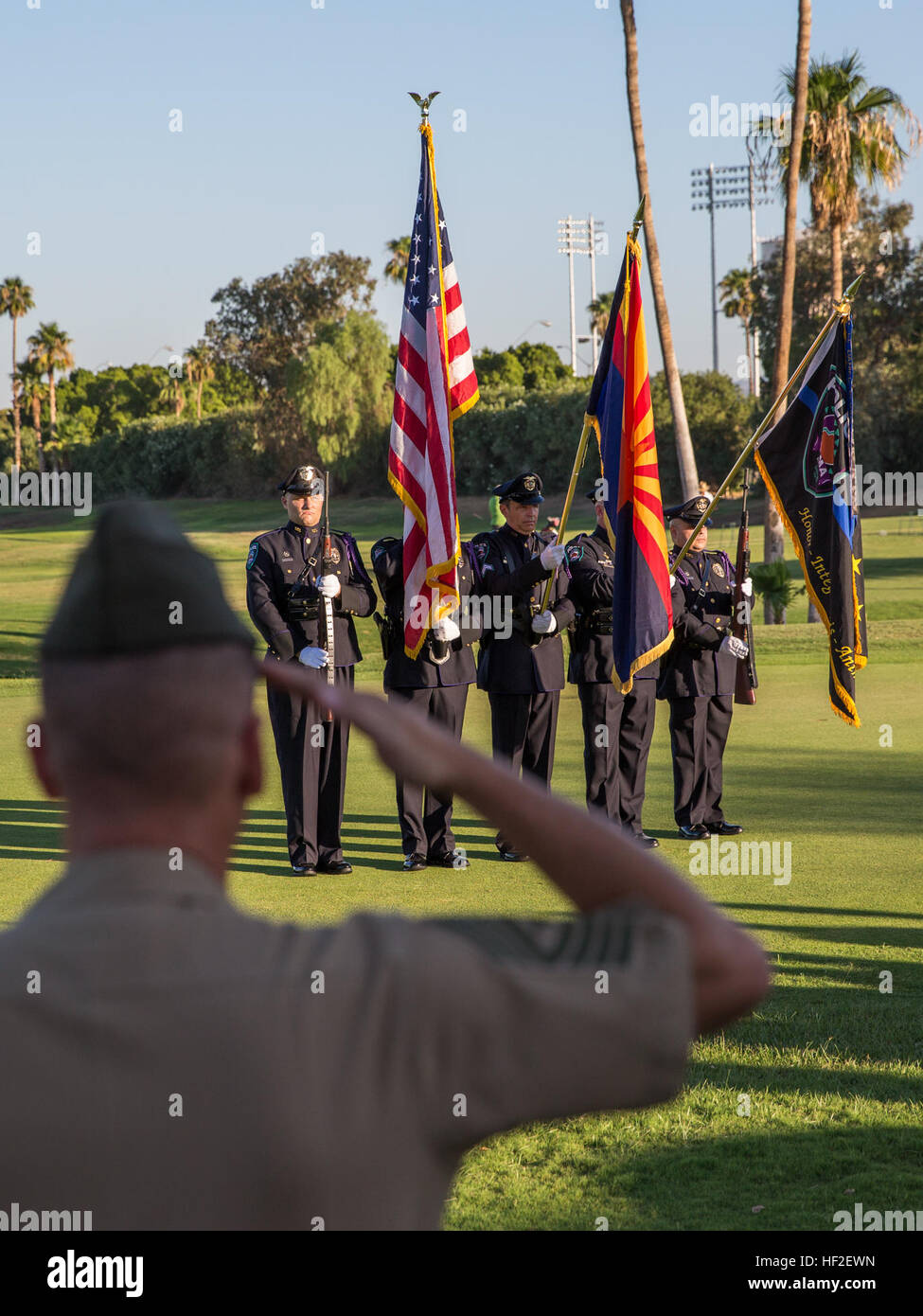 Il campionato regionale Special Olympics Golf Tournament presso il Desert Hills Golf Course, MCAS Yuma, Ariz., ospita cerimonie di apertura con leadership militare che celebrano i colori americani. L'evento supporta gli atleti con disabilità, promuove l'impegno della comunità e dimostra la partecipazione militare ai programmi di servizio pubblico. Foto Stock