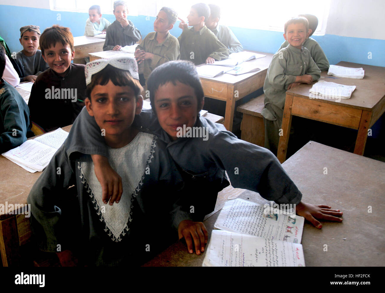 I bambini che frequentano un Delaram boys school pausa durante la classe per una visita di funzionari afgani e ambasciatore degli Stati Uniti in Afghanistan, Karl Eikenberry nov. 4, 2010. La partecipazione alla scuola è migliorata negli ultimi mesi poiché U.S., georgiano e forze afghane hanno lavorato per migliorare la sicurezza e la stabilità nella regione. L'AMBASCIATORE DEGLI STATI UNITI in Afghanistan si incontra con i leader Delaram DVIDS336878 Foto Stock