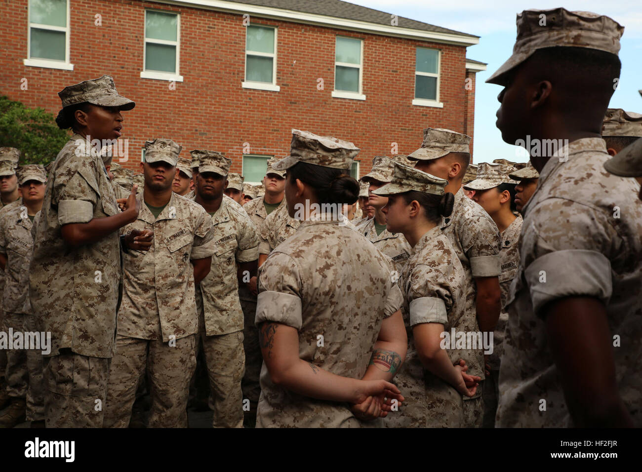 Sgt. Il Mag. Robin C. Fortner, sergente maggiore della massa elemento di combattimento integrato di Task Force, parla con i Marines e i marinai di GCEITF circa gli attentati terroristici di settembre 11, 2001, e il modo in cui il mondo si fermò quel giorno, durante un ricordo la formazione a Marine Corps base Camp Lejeune, Sett. 11, 2014. Fortner chiesto i Marines a guardare a sinistra e a destra e a pensare a dove i Marines e marinai sono stati su quel tragico giorno. I marines e marinai ha tenuto un momento di silenzio e detto una preghiera con il cappellano, in onore di coloro che sono caduti dal 9/11. Da ottobre 2014 a luglio 201 Foto Stock