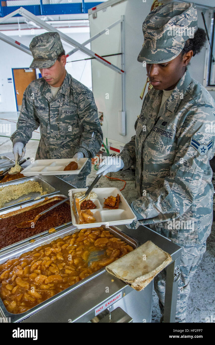 Airman 1. Classe Priya Tucker, destra e Airman Jonathan Kohlhepp, sia con servizi 108th Volo, 108th ala, New Jersey Air National Guard; servire 108th studenti membri di volo a base comuneGuire-Dix Mc-Lakehurst, N.J., Sett. 13, 2014. Il 108th volo servizi qualificati in materia di DRMKT durante l'unità gruppo di formazione weekend. Il rimorchio, che è progettato per stateside soccorsi di emergenza, prende cinque aviatori per impostare e far funzionare e può alimentare fino a mille persone in meno di 90 minuti. Il aviatori utilizzare preparati bollire in borsa i pasti che vengono riscaldati mediante bruciatori che può utilizzare il diesel, JP8 o kerosene combustibile Foto Stock