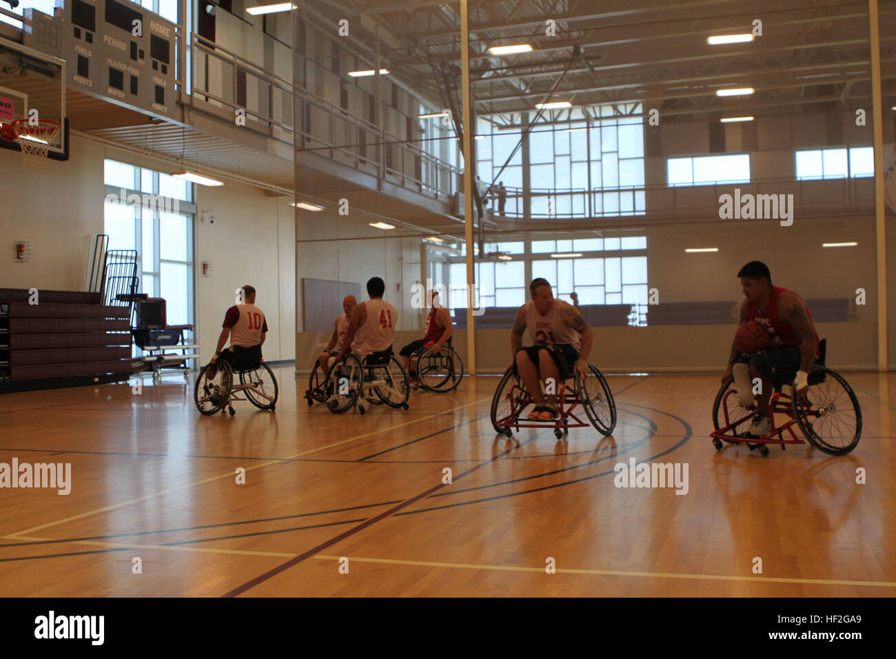 I Marines praticano il basket in sedia a rotelle per i Warrior Games 2014 a Colorado Springs, allenandosi per migliorare la coesione, le abilità e le prestazioni della squadra per eventi sportivi adattativi per i membri del servizio feriti, malati e feriti. Foto Stock