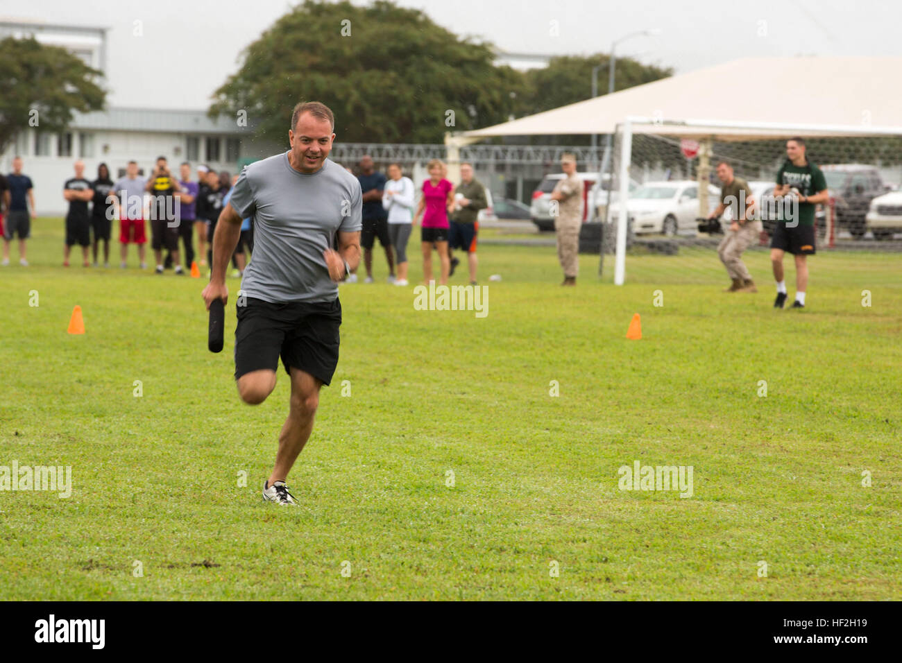 Stati Uniti Marine Corps Lt. Col. William R. DeLorenzo, comandante della Marina Wing Headquarters Squadron 2, compete in un 'tutti i rank relay' durante un campo di soddisfare a bordo Marine Corps Air Station Cherry Point, N.C., Sett. 26, 2014. Il bi-annuale incontro di campo è stata condotta per costruire il morale e la coesione dell'unità attraverso una competizione amichevole. (U.S. Marine Corps foto di Cpl. Yosselyn A. Munnerlyn/RILASCIATO) MWHS-2-H& HS; campo soddisfare 140926-M-OB177-009 Foto Stock