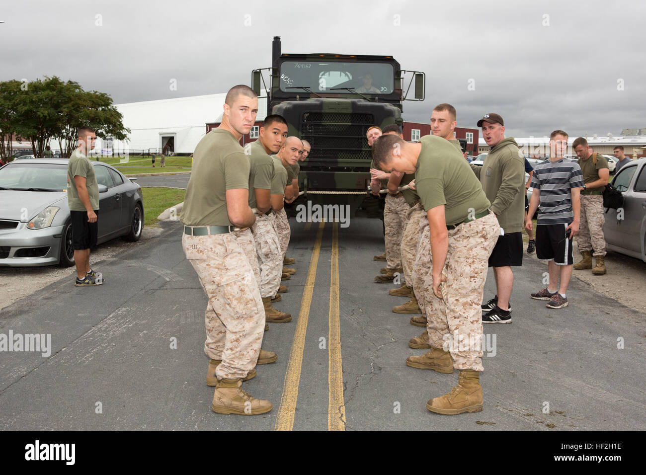 Stati Uniti Marines assegnato al parafango Marine Headquarters Squadron 2, di competere in un "7-ton tirare' durante un campo di soddisfare a bordo Marine Corps Air Station Cherry Point, N.C., Sett. 26, 2014. Il bi-annuale incontro di campo è stata condotta per costruire il morale e la coesione dell'unità attraverso una competizione amichevole. (U.S. Marine Corps foto di Cpl. Yosselyn A. Munnerlyn/RILASCIATO) MWHS-2-H& HS; campo soddisfare 140926-M-OB177-083 Foto Stock