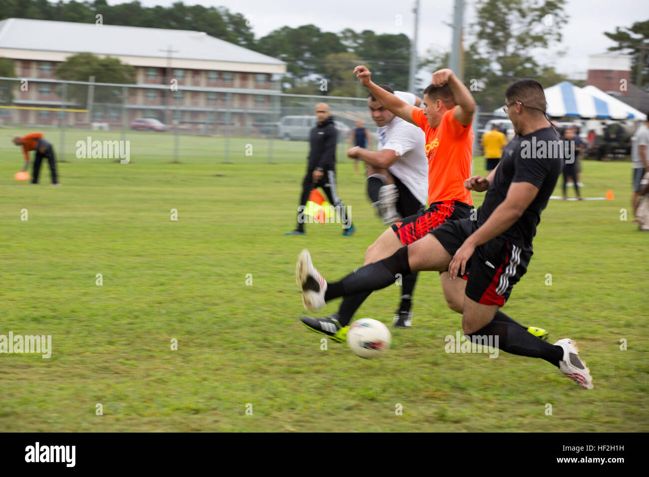 Stati Uniti Marines assegnato al parafango Marine Headquarters Squadron 2, competere contro Marines assegnato alla sede centrale e sede Squadron, nel calcio durante un incontro di campo a bordo di Marine Corps Air Station Cherry Point, N.C., Sett. 26, 2014. Il bi-annuale incontro di campo è stata condotta per costruire il morale e la coesione dell'unità attraverso una competizione amichevole. (U.S. Marine Corps foto di Cpl. Yosselyn A. Munnerlyn/RILASCIATO) MWHS-2-H& HS; campo soddisfare 140926-M-OB177-228 Foto Stock