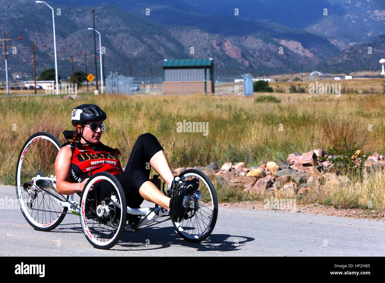 Il personale Sgt. Jauntianne Saleigh, 31, nativo di Los Angeles, California compete nella donna bicicletta reclinata all'2014 Warrior Giochi, Sett. 29, a Fort Carson, Colorado Springs, Colorado. Il team di marino sono state la formazione poiché sett. 15 al fine di costruire la coesione del team e di acclimatarsi al al di sopra di 6.000 m. di altitudine di Colorado Springs. La squadra di marino è costituita sia da Active Duty e veterani feriti e ammalati e feriti Marines che sono attaccati o supportato dal guerriero ferito reggimento, l'unità ufficiale del Marine Corps incaricato di fornire esauriente non recupero medicale c Foto Stock