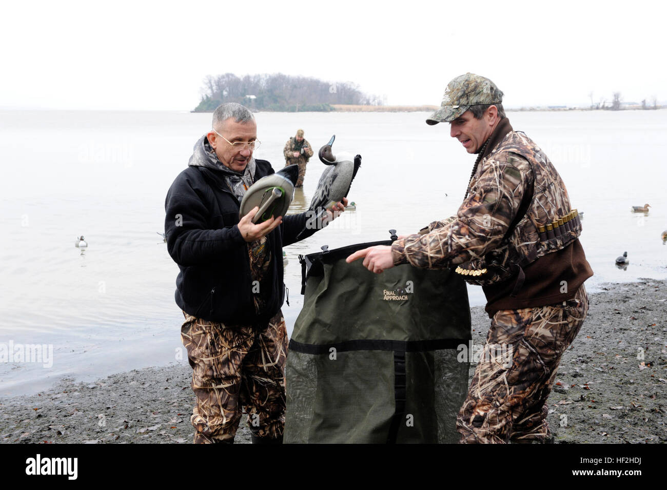 090124-M-6993C-018 QUANTICO (GEN. 24, 2009) DEGLI STATI UNITI Congessman Rob Wittman, destro e il tenente Gen. George Flynn, comandante della Marine Corps Lotta contro lo sviluppo di comando, raccogliere duck decoy dopo una mattinata di caccia alle anatre prima della cerimonia di apertura per l'accesso facilitato per portatori di Nandicap duck veneziane alle Marine Corps base Quantico. Anatre un numero illimitato di donato il duck tende il guerriero ferito reggimento. (U.S. Marine Corps photo by Lance Cpl. Natascia J. pettini/RILASCIATO) Navy US 090124-M-6993C-018 U.S. Congessman Rob Wittman e il tenente Gen. George Flynn raccogliere duck decoy dopo una mattinata di caccia alle anatre Foto Stock