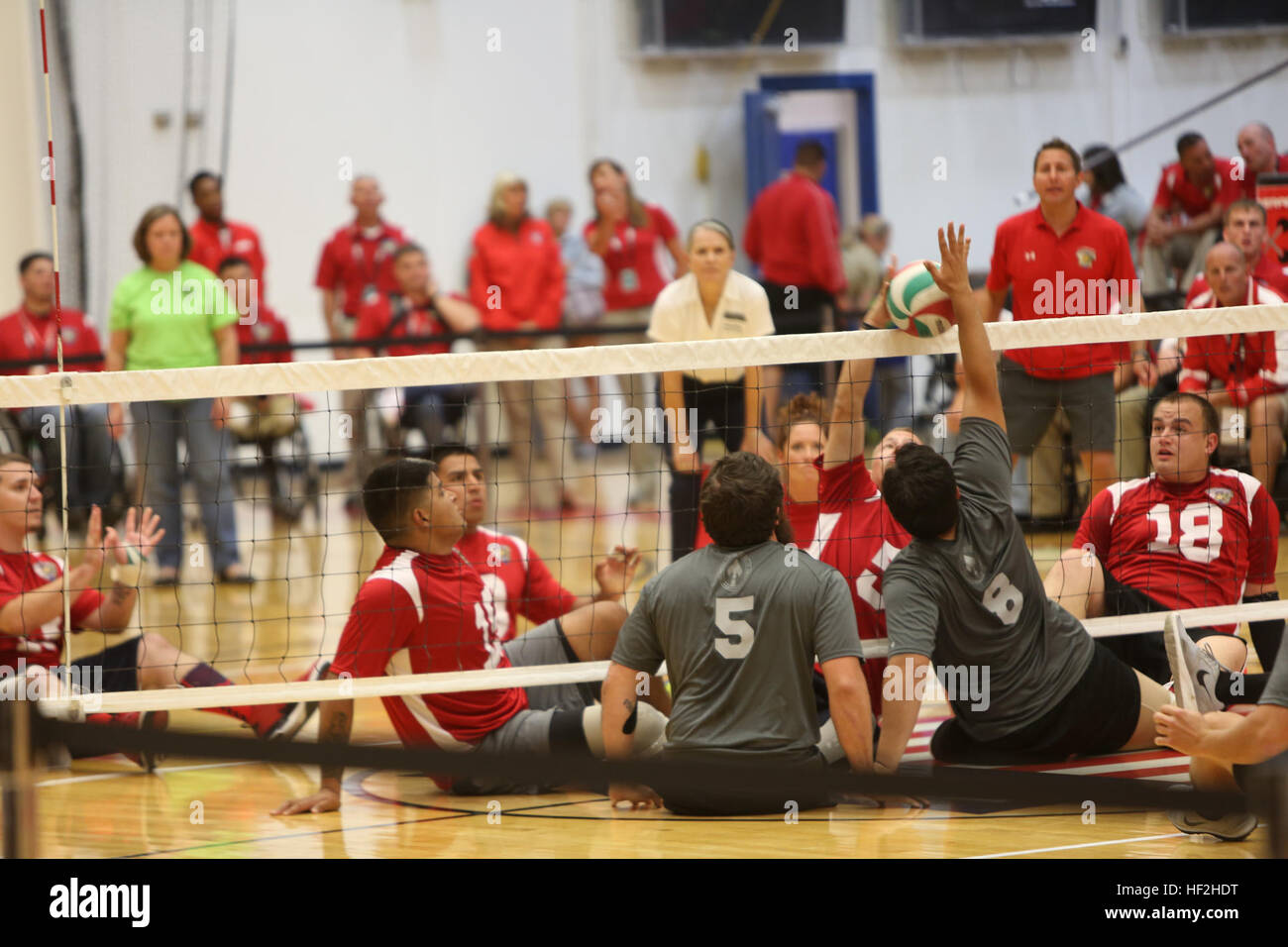 Il Team di Marino punte la sfera durante l udienza pallavolo contro SOCOM al 2014 Warrior Giochi, Sett. 30, presso il Centro di Allenamento Olimpico, Colorado Springs, Colorado. Il team di marino sono state la formazione dal settembre 15 al fine di costruire la coesione del team e di acclimatarsi al al di sopra di 6.000 m. di altitudine di Colorado Springs. La squadra di marino è costituita sia da Active Duty e veterani feriti e ammalati e feriti Marines che sono attaccati o supportato dal guerriero ferito reggimento, l'unità ufficiale del Marine Corps incaricato di fornire esauriente non medico cura il recupero di feriti, malati Foto Stock