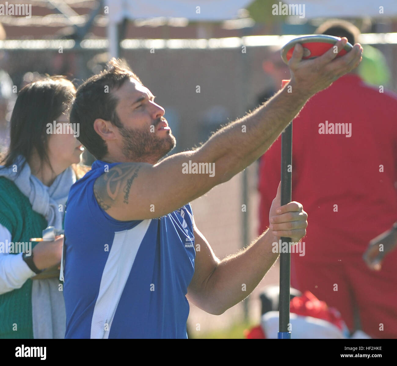 Air Force atleta Ryan Pinney getta la discus durante il 2014 Warrior giochi in Colorado Springs, Colo., Ottobre 2, 2014. Il guerriero giochi consiste di 200 feriti e ammalati e feriti i membri del servizio atleti provenienti da tutto il Dipartimento della Difesa, che ha giocato in stile Paralimpici eventi per il loro rispettivo ramo militare. Lo scopo del gioco è quello di contribuire a mettere in evidenza il potenziale illimitato di guerrieri attraverso gli sport competitivi. (U.S. Esercito nazionale Guard foto da 1Lt. Skye Robinson/RILASCIATO) Warrior Giochi 2014 141002-Z-WF656-001 Foto Stock