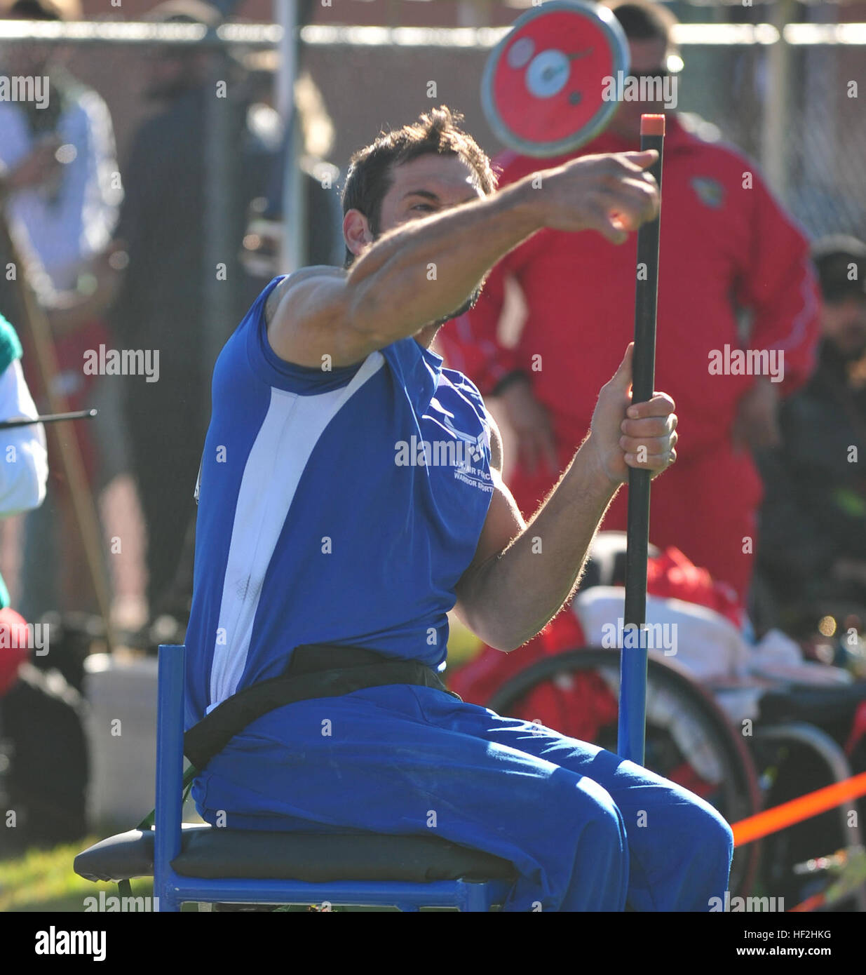 Air Force atleta Ryan Pinney getta la discus durante il 2014 Warrior giochi in Colorado Springs, Colo., Ottobre 2, 2014. Il guerriero giochi consiste di 200 feriti e ammalati e feriti i membri del servizio atleti provenienti da tutto il Dipartimento della Difesa, che ha giocato in stile Paralimpici eventi per il loro rispettivo ramo militare. Lo scopo del gioco è quello di contribuire a mettere in evidenza il potenziale illimitato di guerrieri attraverso gli sport competitivi. (U.S. Esercito nazionale Guard foto da 1Lt. Skye Robinson/RILASCIATO) Warrior Giochi 2014 141002-Z-WF656-004 Foto Stock