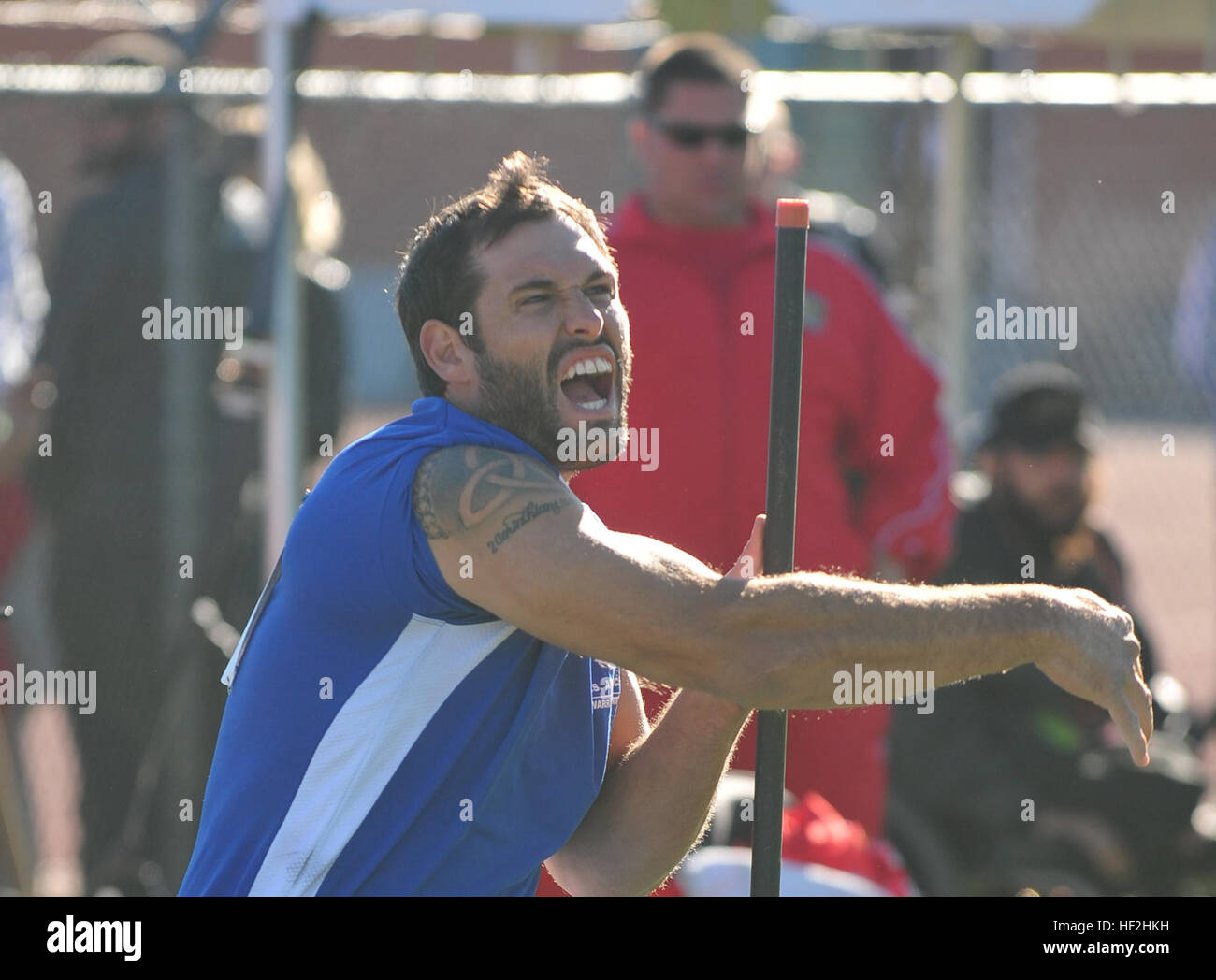 Air Force atleta Ryan Pinney getta la discus durante il 2014 Warrior giochi in Colorado Springs, Colo., Ottobre 2, 2014. Il guerriero giochi consiste di 200 feriti e ammalati e feriti i membri del servizio atleti provenienti da tutto il Dipartimento della Difesa, che ha giocato in stile Paralimpici eventi per il loro rispettivo ramo militare. Lo scopo del gioco è quello di contribuire a mettere in evidenza il potenziale illimitato di guerrieri attraverso gli sport competitivi. (U.S. Esercito nazionale Guard foto da 1Lt. Skye Robinson/RILASCIATO) Warrior Giochi 2014 141002-Z-WF656-005 Foto Stock