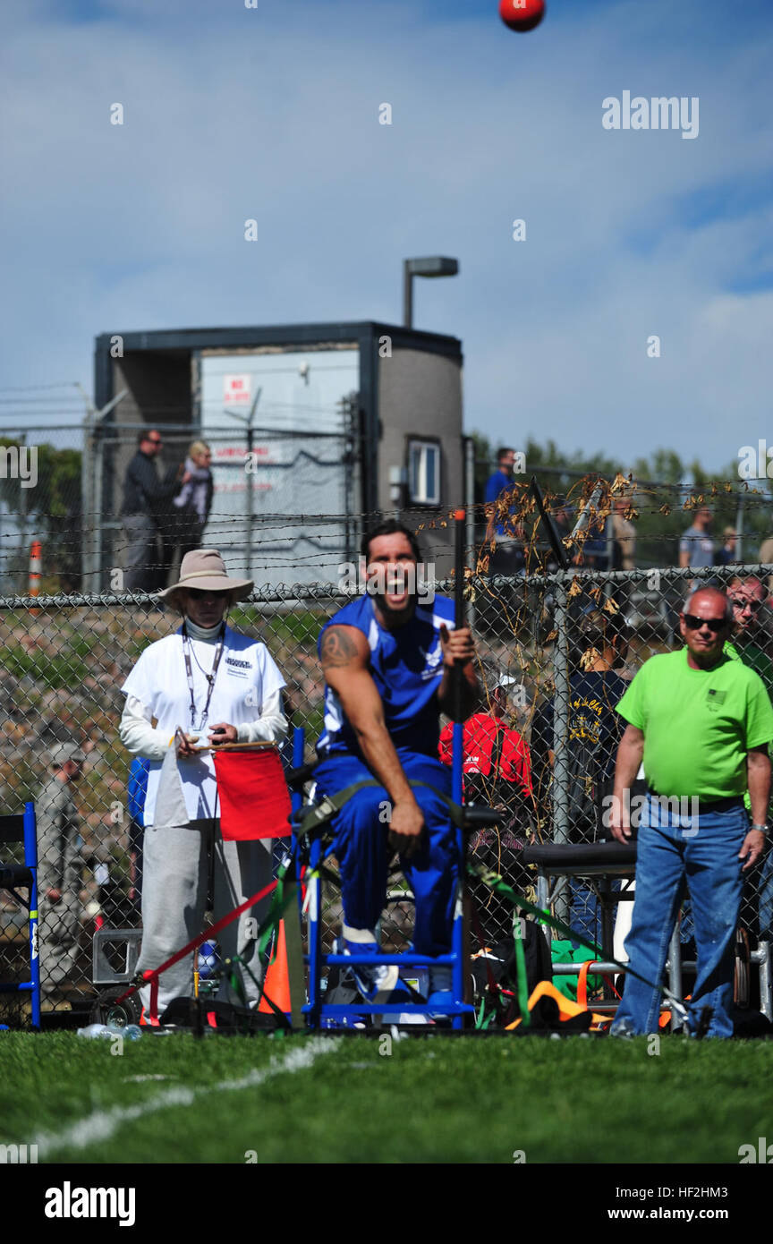 Air Force atleta Ryan Pinney getta il colpo messo durante il 2014 Warrior giochi in Colorado Springs, Colo., Ottobre 2, 2014. Il guerriero giochi consiste di 200 feriti e ammalati e feriti i membri del servizio atleti provenienti da tutto il Dipartimento della Difesa, che ha giocato in stile Paralimpici eventi per il loro rispettivo ramo militare. Lo scopo del gioco è quello di contribuire a mettere in evidenza il potenziale illimitato di guerrieri attraverso gli sport competitivi. (U.S. Esercito nazionale Guard foto da 1Lt. Skye Robinson/RILASCIATO) Warrior Giochi 2014 141002-Z-WF656-023 Foto Stock