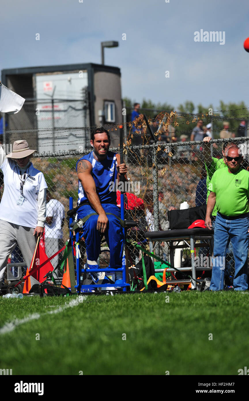 Air Force atleta Ryan Pinney getta il colpo messo durante il 2014 Warrior giochi in Colorado Springs, Colo., Ottobre 2, 2014. Il guerriero giochi consiste di 200 feriti e ammalati e feriti i membri del servizio atleti provenienti da tutto il Dipartimento della Difesa, che ha giocato in stile Paralimpici eventi per il loro rispettivo ramo militare. Lo scopo del gioco è quello di contribuire a mettere in evidenza il potenziale illimitato di guerrieri attraverso gli sport competitivi. (U.S. Esercito nazionale Guard foto da 1Lt. Skye Robinson/RILASCIATO) Warrior Giochi 2014 141002-Z-WF656-026 Foto Stock