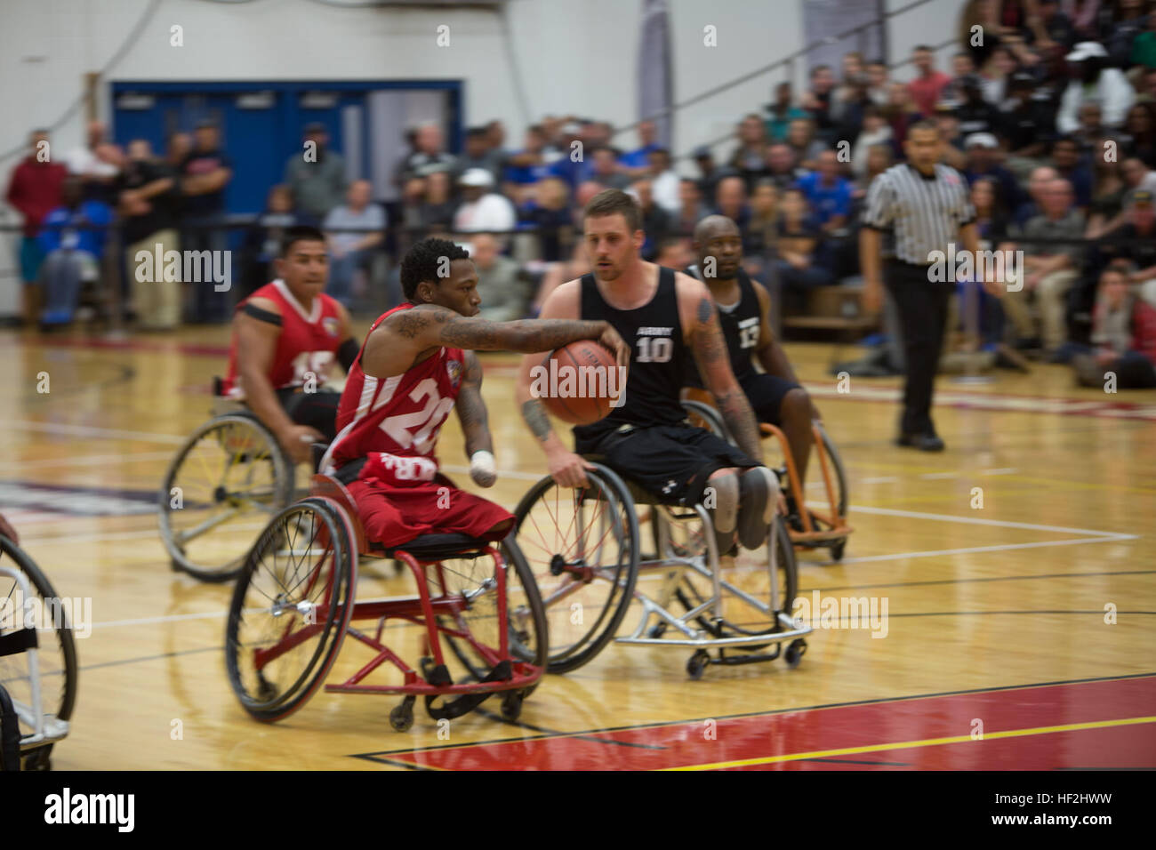 Il sergente Anthony McDaniel Jr, 26, nativo di Pascagoula, Mississippi, tenta di scuotere la difesa durante il basket in carrozzella partita contro l'esercito nel 2014 Giochi Guerriero 3 ottobre, presso il Centro di Allenamento Olimpico, Colorado Springs, Colorado. Il team di marino sono state la formazione dal settembre 15 al fine di costruire la coesione del team e di acclimatarsi al al di sopra di 6.000 m. di altitudine di Colorado Springs. La squadra di marino è costituita sia da Active Duty e veterani feriti e ammalati e feriti Marines che sono attaccati o supportato dal guerriero ferito reggimento, l'unità ufficiale del Marine Corps c Foto Stock