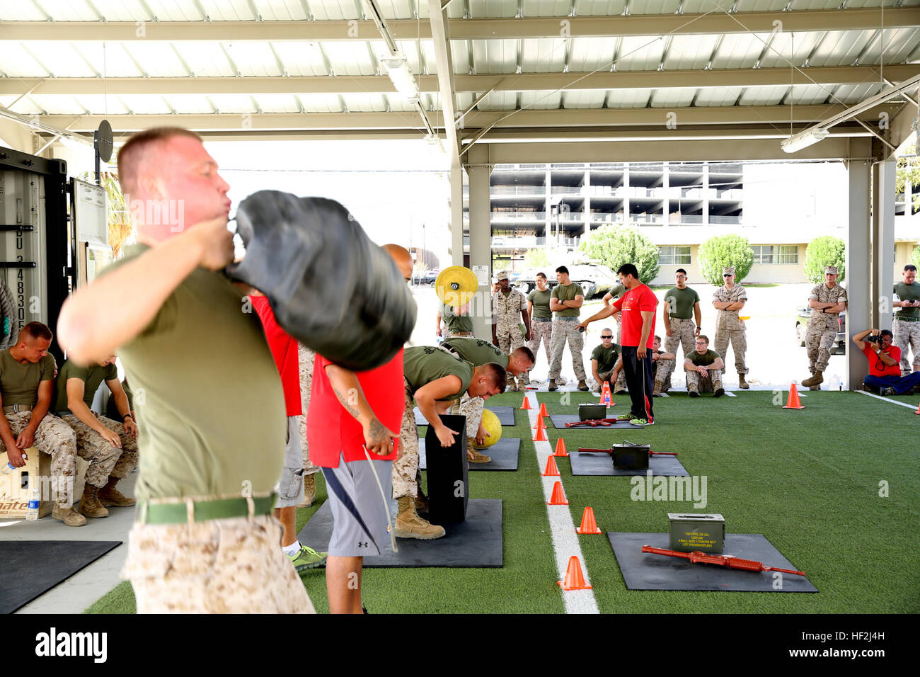 Marines con Marine Wing Support Squadron 374 condotta il tettuccio di sollevamento pesi sfida come parte del guerriero giochi presso il West palestra a bordo del centro di combattimento, 7 ottobre. Ogni squadra era costituita da quattro membri del servizio che potrebbe sollevare ciascun oggetto 10 volte prima di andare ad un arma simulatore per testare la coordinazione tra mani e occhi. (Gazzetta Marine Corps foto di PFC. Thomas Mudd/RILASCIATO) Marines attraverso la glode unite per Warrior giochi 141007-M-UD149-599 Foto Stock