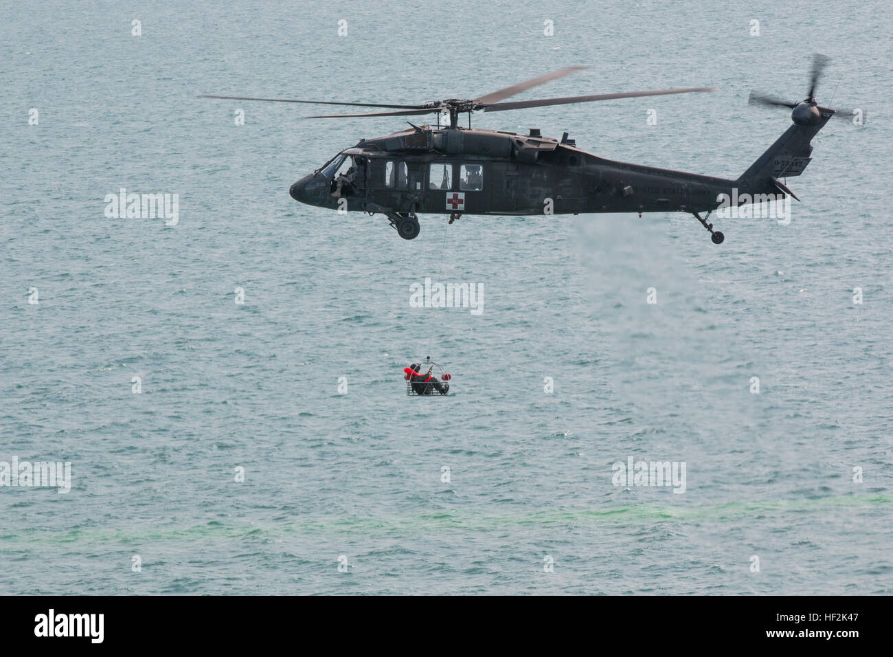 F Company, 2-147th Assault Helicopter Battalion conduce addestramento di recupero del personale in mare vicino alla base navale del Kuwait, utilizzando un paranco per simulare operazioni di salvataggio sul Golfo Arabico. Foto Stock