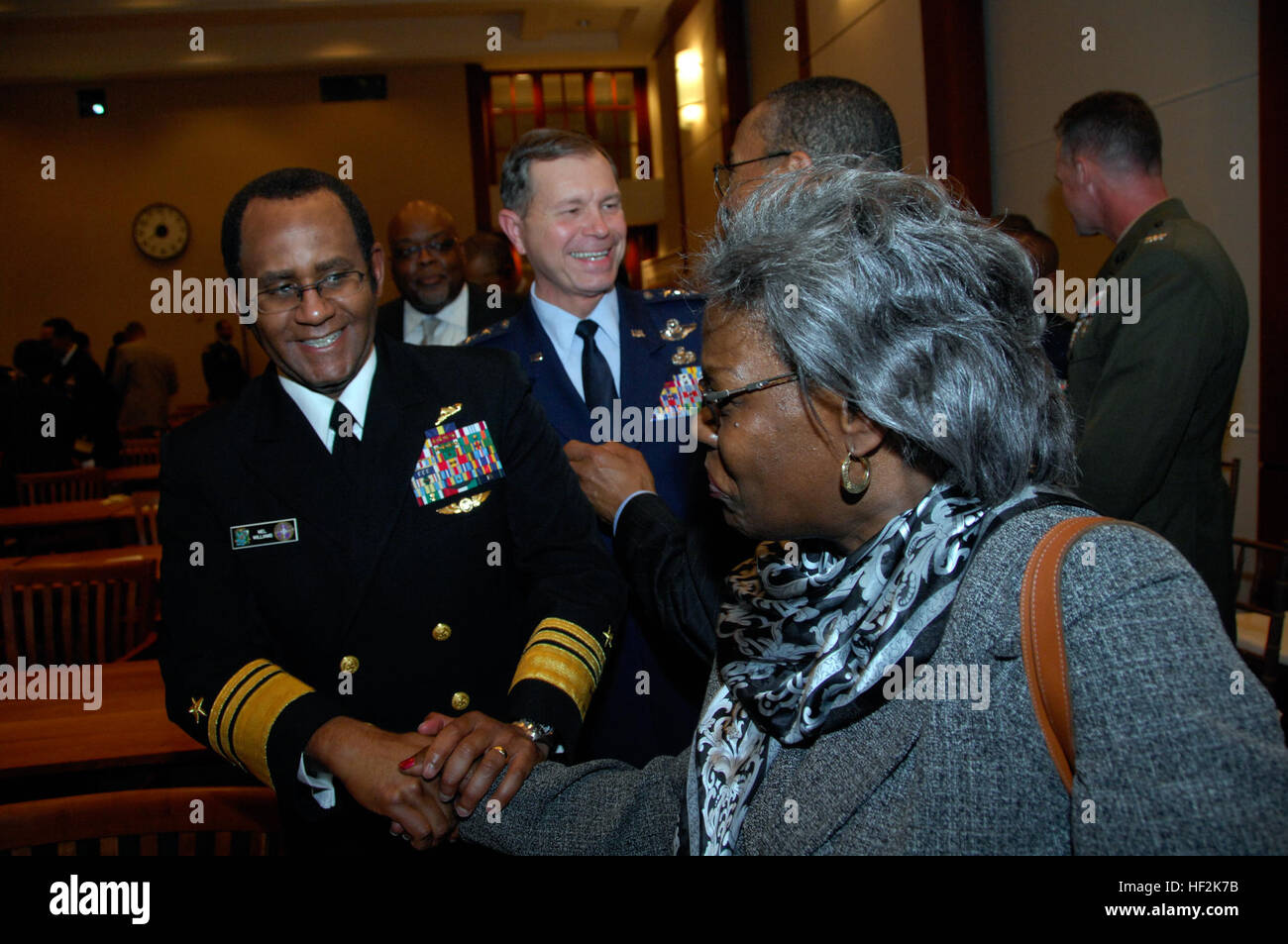 090212-M-2311L-085 WASHINGTON (feb. 12, 2009) Vice Adm. Mel Williams, commander, U.S. 2a flotta, scuote le mani con pensionati Adm posteriore. Lillian Fishburne, Marina la prima donna africana di bandiera americana officer, dopo aver ricevuto un premio per onorare i suoi meriti militari durante il Flag Officer Reception in riconoscimento dell'annuale Thurgood Marshall Scholarship Fund. Il Thurgood Marshall Scholarship Fund, creato con il supporto di giustizia Marshall in 1993, fornisce assistenza in forma di basato sul merito di borse di studio per studenti che frequentano storicamente pubblico nero college o università. (U.S. Foto Stock