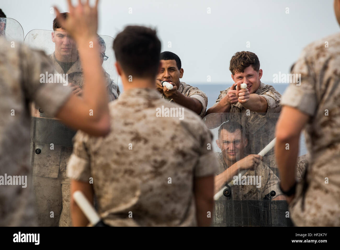 Marines con l'India batteria, Battaglione Team di atterraggio 3° Battaglione, 6° Reggimento Marini, 24 Marine Expeditionary Unit, condotta antisommossa formazione sul ponte di volo a bordo della USS Iwo Jima, Ottobre 21, 2014. La formazione viene condotta a sostegno della formazione composita dell'unità esercizio, il MEU l'ultima pre-distribuzione, formazione in preparazione per la prossima distribuzione alla fine dell'anno. (U.S. Marine Corps foto di Cpl. Todd F. Michalek) 24 MEU si prepara a distribuire 141021-M-YH418-006 Foto Stock