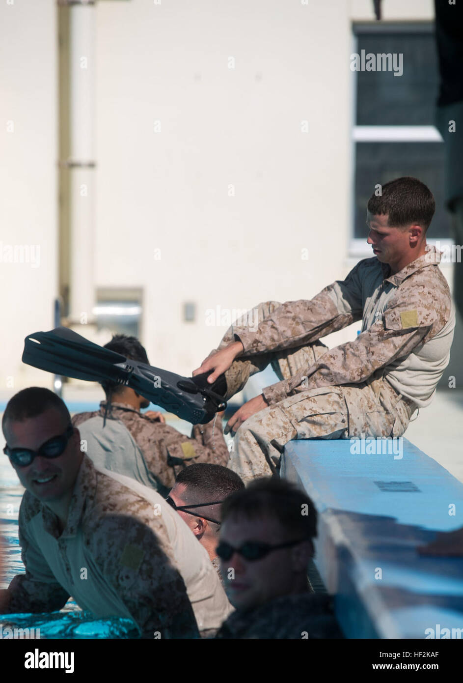 Marines preparare a nuotare con le pinne durante uno scout nuotatori corso ott. 21 al Camp Hansen Aquatics Centre. Gli studenti devono essere condizionati a nuoto con le pinne, affinché possano trasmettere l'evento finale: a due chilometri di superficie di nuoto con le pinne. I marines che passano sarà qualificato per servire in barca scorrerie entro la fine del corso. (U.S. Marine Corps Photo by Lance Cpl. Abbey Perria/RILASCIATO) arrivando fino ad aria, Marines contestata dal nuotatore scout corso 141021-M-UT901-009 Foto Stock