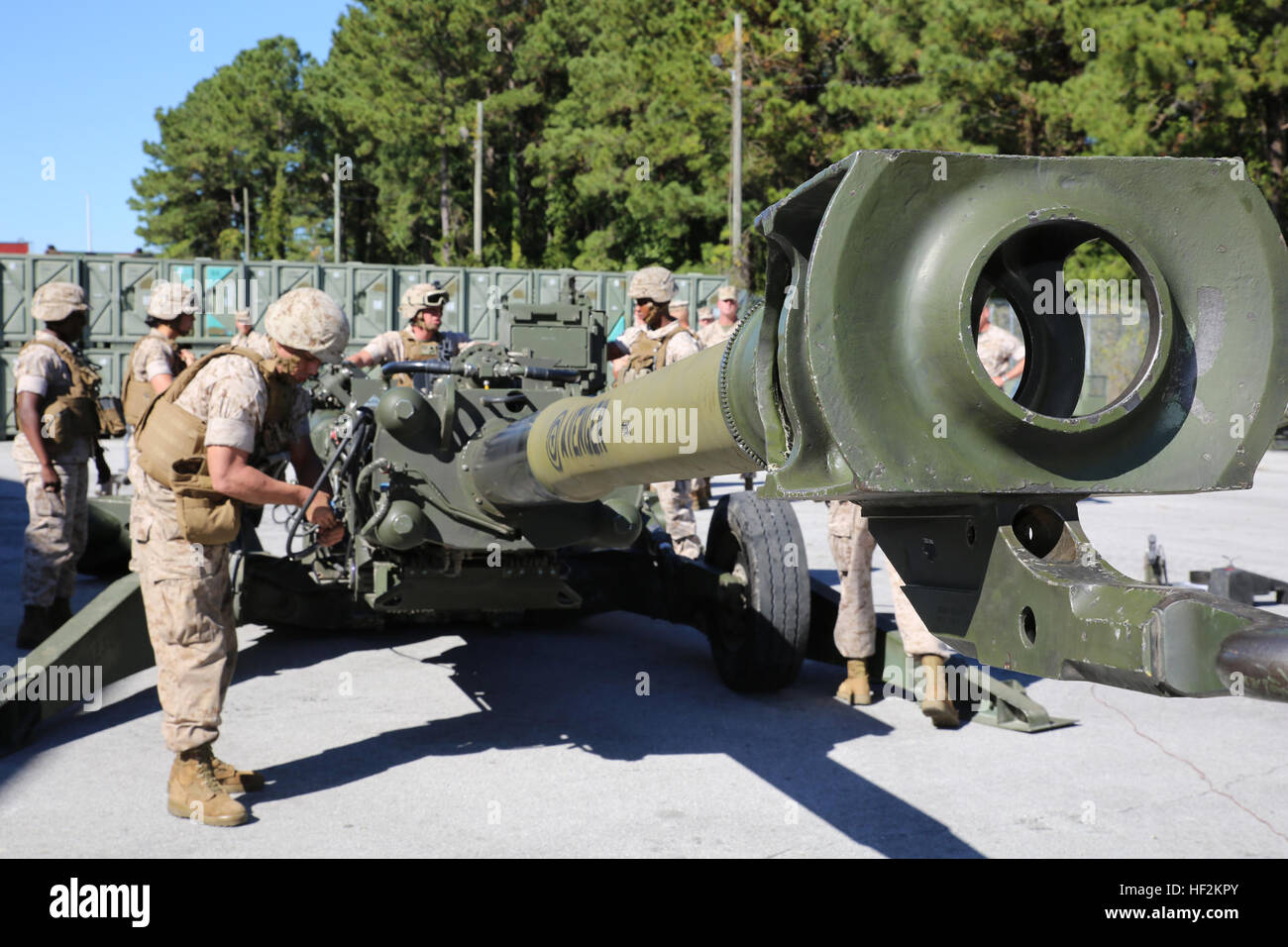 Marines di una batteria, il combattimento a terra integrati elemento Task Force, condurre esercitazioni di pistola prima di andare a lavorare sul campo con il M777 Obice durante una visita del direttore da Assistant Comandante del Marine Corps gen. John M. Paxton, Jr. al Marine Corps base Camp Lejeune, Carolina del Nord, 28 ottobre 2014. L'assistente comandante del Marine Corps ha visitato con GCEITF leader, Marines e marinai per fornire una guida per la formazione futura. Da ottobre 2014 a luglio 2015, il combattimento a terra integrati elemento Task Force sarà condotta individuale e collettiva per la formazione di competenze in designate combat arms professione Foto Stock