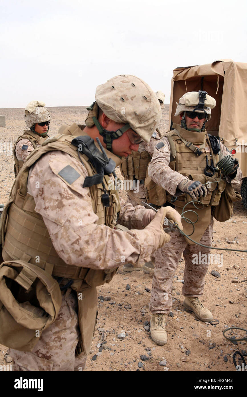 Lancia Cpl. James E. Laflin taglia attraverso un filamento di tempo-fusibile durante una evoluzione di formazione ad una gamma di demolizione su Camp Bastion, Afghanistan, Feb 21, 2009. I tecnici di munizioni con sede società, combattere il battaglione della logistica 3, e Okinawa-basato l'eliminazione degli ordigni esplosivi tecnici con 3° EOD plotone, assegnato per il bilanciamento del carico dei componenti-3, hanno lavorato insieme per smaltire inutilizzabili le munizioni e artiglieria. Il bilanciamento del carico dei componenti-3 è la logistica elemento di combattimento di Special Purpose Marine Air Ground Task Force-Afghanistan, la cui missione è di condurre le operazioni di counterinsurgency, con un focus sulla formazione e la guida Foto Stock