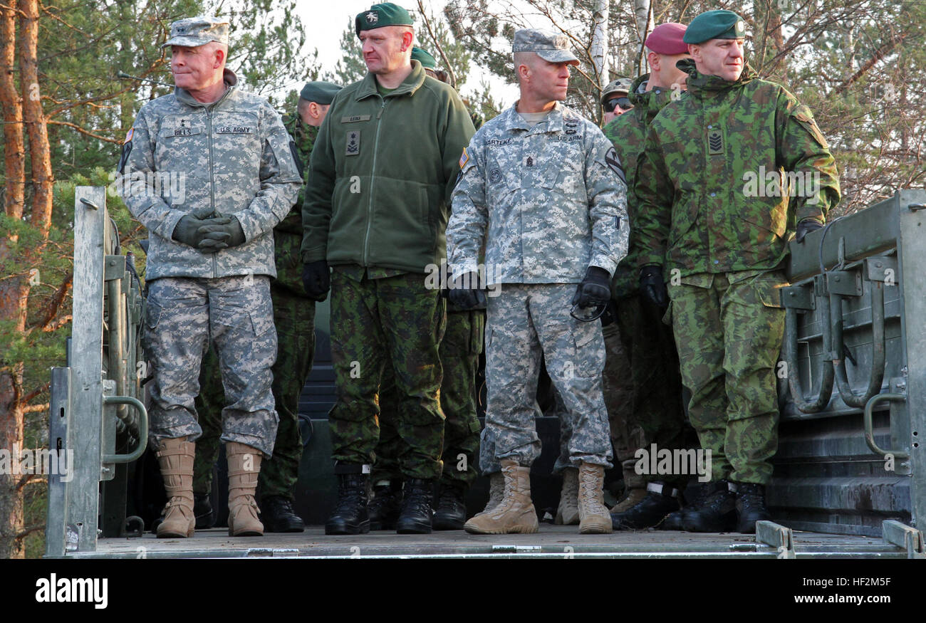 Il Mag. Gen. Michael A. bollette, 1a divisione di cavalleria comandante e il comando Sgt. Il Mag. Andrew L. Barteky, 1° Cav. Div., rimanere accanto a loro lituana, il Mag. Gen. Almantas Leika, Terra comandante delle forze e il comando Sgt. Il Mag. Osvaldas Žurauskas, illustri leadership assegnato al lituano di Forze Armate, supervisiona un combinato di bracci live-fire esercizio, dimostrando comune capacità di manovra e la potenza di fuoco in un poligono di tiro nei pressi di Pabrade, Lituania, Ottobre 30, 2014. Queste attività sono parte dell'U.S. Esercito Europa-Funzionamento led Atlantic risolvere forze terrestri formazione assicurazione luogo Foto Stock