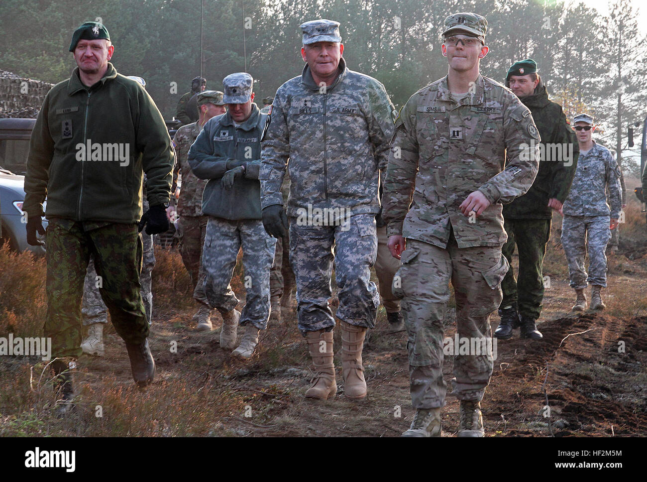 Il Mag. Gen. Michael A. bollette, 1a divisione di cavalleria comandante e il Mag. Gen. Almantas Leika, Lituana Forze terrestri commander, sono scortati da un poligono di tiro da Capt. Michael Sims, comandante della C-Troop, 1° Stormo, 2° reggimento di cavalleria e il funzionario incaricato di sorvegliare le operazioni di gamma, per osservare un combinato di live-fire esercizio da svolgersi presso le installazioni militari vicino Pabrade, Lituania, Ottobre 30, 2014. Queste attività sono parte dell'U.S. Esercito Europa-Funzionamento led Atlantic risolvere forze terrestri formazione assicurazione luogo in tutta l'Estonia, la Lettonia, la Lituania e la Polonia per migliorare Foto Stock