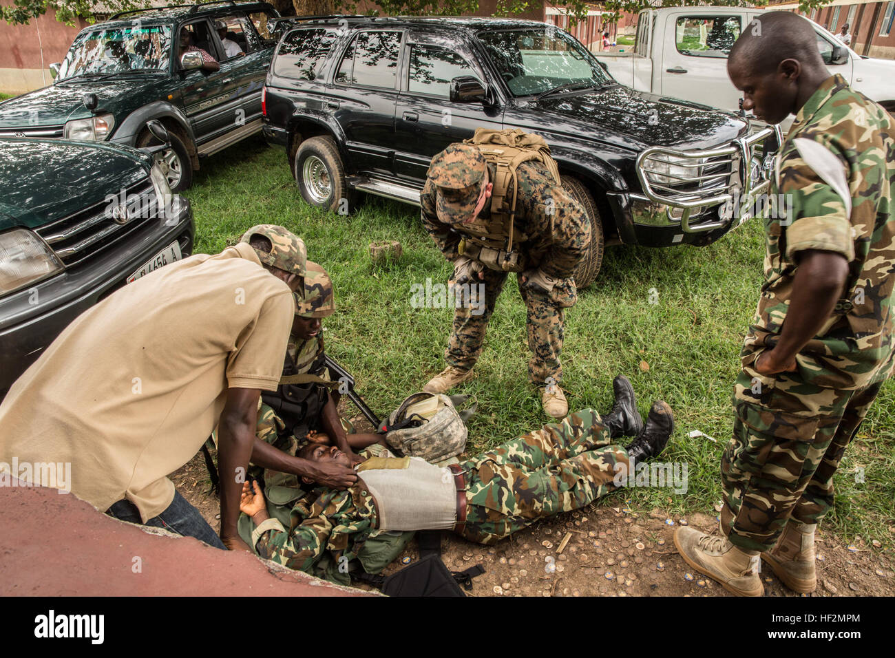 Petty Officer di terza classe Zachary Gibson incarica i soldati con il Burundi National Defence Force (BNDF) sul combattimento tecniche salvavita a Bujumbura, Burundi, nov. 6, 2014. Durante la simulazione, il soldato BNDF è stata vittima di un improvvisato dispositivo esplosivo esplosione, evacuato da un compagno soldato e trattati da un [BNDF Corpsman]. Gibson è un corpsman con SPMAGTF-crisi Response-Africa, formazione a fianco del BNDF, l'insegnamento di base tattiche di fanteria, ingegneria di supporto logistico, contrastare-IED, tecniche salvavita e operazioni di convoglio per prepararli per una prossima distribuzione in su Foto Stock