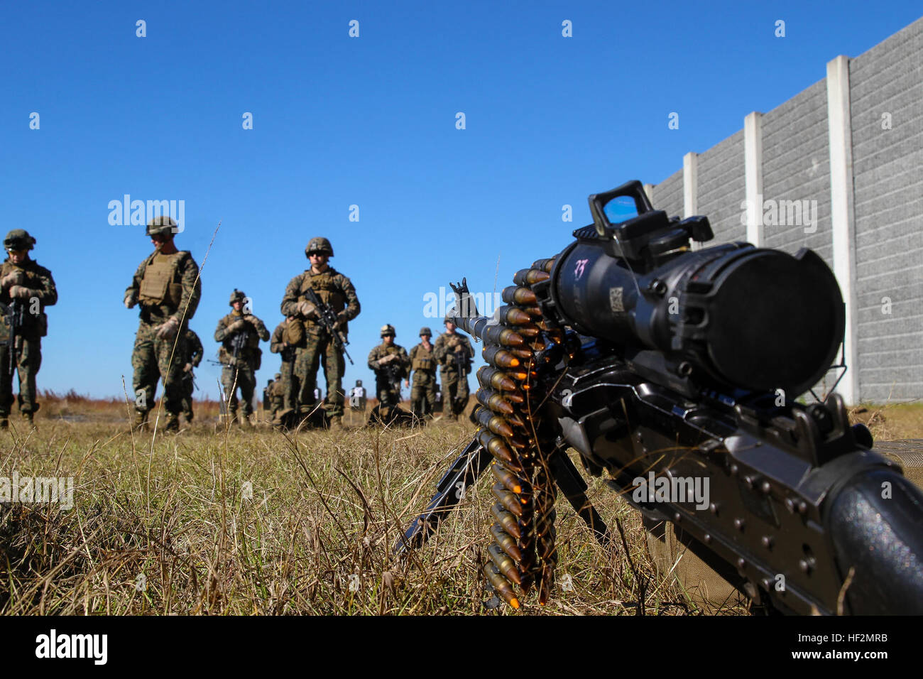 Marines con Bravo Company, Battaglione Team di atterraggio 3° Battaglione, 6° Reggimento Marini, 24 Marine Expeditionary Unit, uscire dalla linea di cottura durante una taratura di armi sparare a Camp Lejeune, N.C., nov. 7, 2014. I marines condotto la formazione per assicurare che tutti i sistemi di arma funzionino correttamente e siano pronti per la prossima distribuzione alla fine dell'anno. (U.S. Marine Corps photo by Lance Cpl. Austin A. Lewis) XXIV MEU's LAR germogli di distacco per la missione disponibilità 141107-M-QZ288-163 Foto Stock