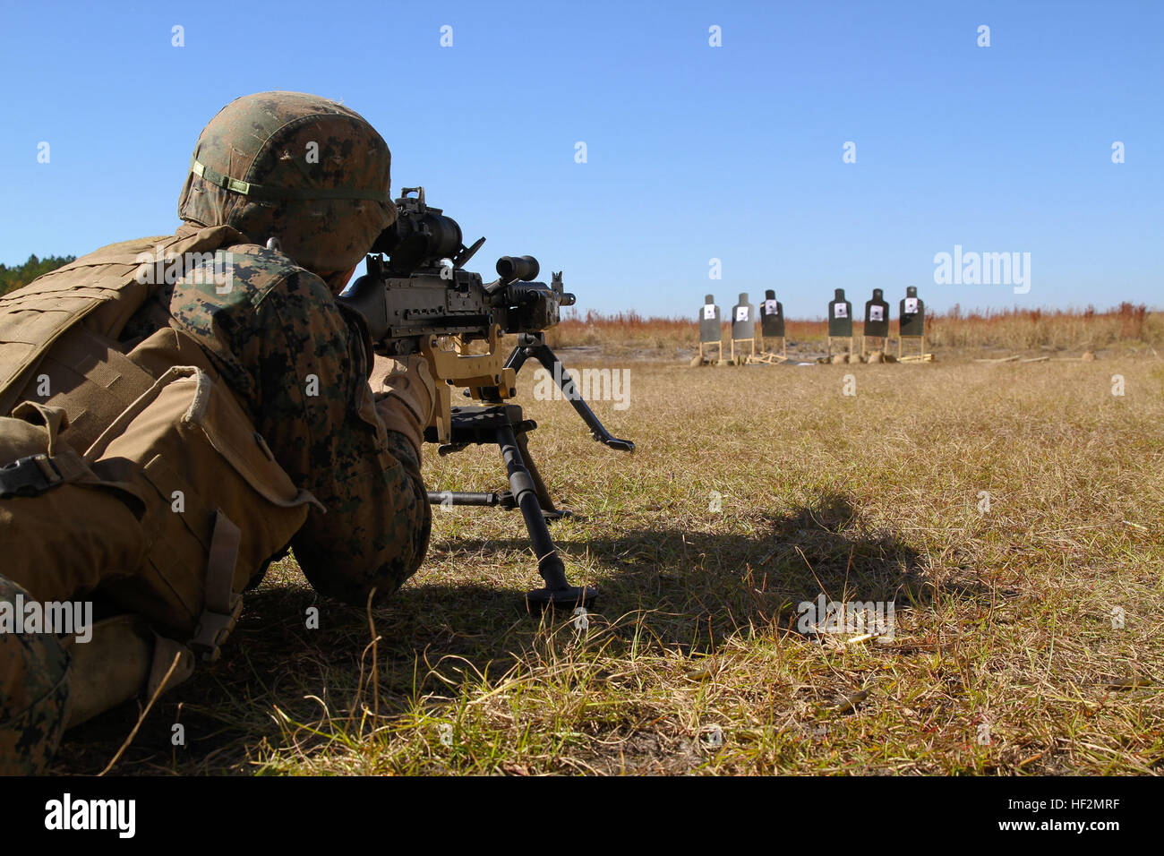 Un Marine con Bravo Company, Battaglione Team di atterraggio 3° Battaglione, 6° Reggimento Marini, 24 Marine Expeditionary Unit, incendi un M240B mitragliatrice durante una taratura di armi esercizio di Camp Lejeune, N.C., nov. 7, 2014. I marines condotto la formazione per assicurare che tutti i sistemi di arma funzionino correttamente e siano pronti per la prossima distribuzione alla fine dell'anno. Bravo Co. è il BLT luce della ricognizione corazzato distacco dalla seconda luce corazzato battaglione di ricognizione, seconda divisione Marine. (U.S. Marine Corps photo by Lance Cpl. Austin A. Lewis) XXIV MEU's LAR germogli di distacco per Foto Stock