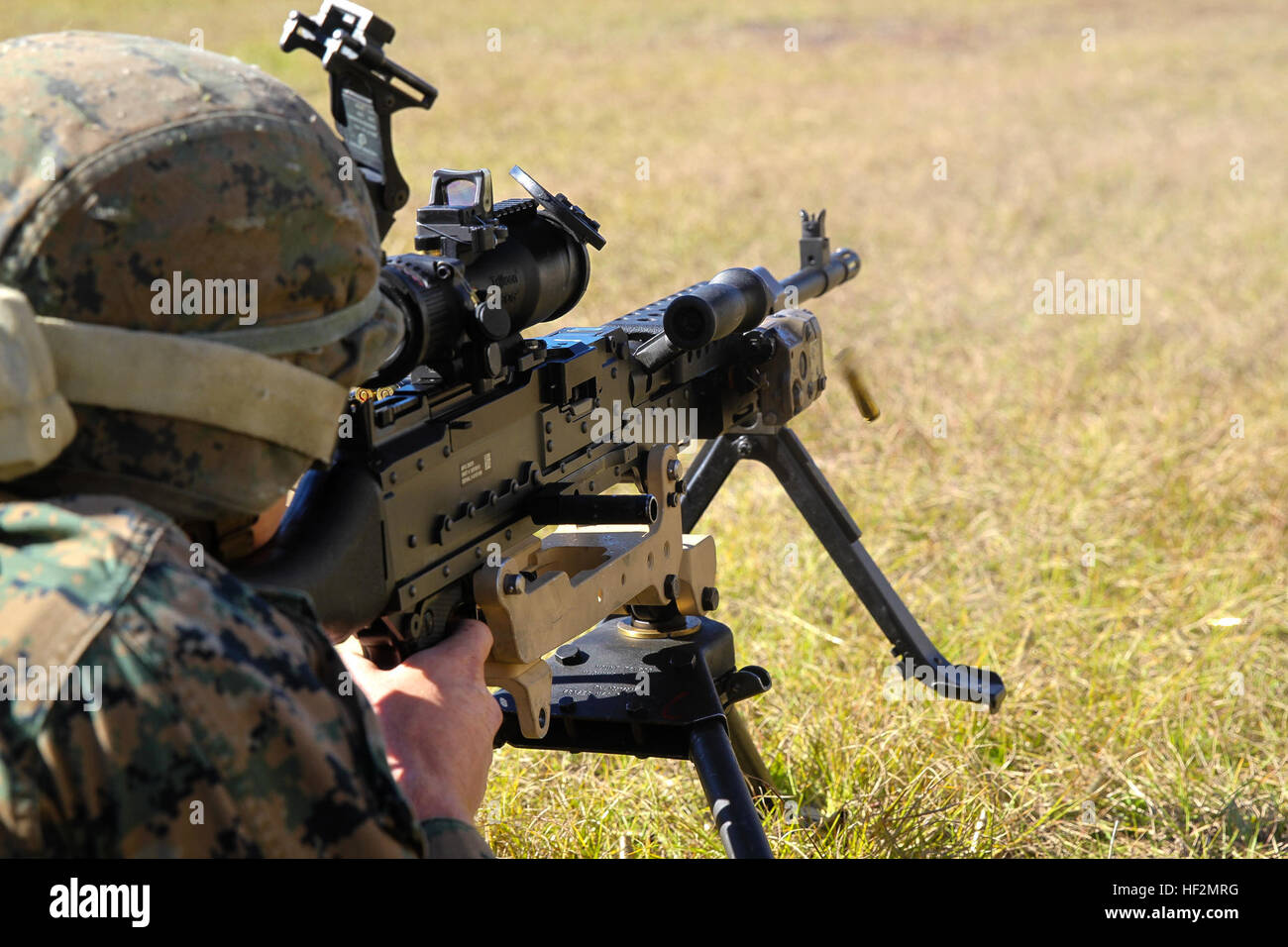 Un Marine con Bravo Company, Battaglione Team di atterraggio 3° Battaglione, 6° Reggimento Marini, 24 Marine Expeditionary Unit, incendi un M240B mitragliatrice durante una taratura di armi esercizio di Camp Lejeune, N.C., nov. 7, 2014. I marines condotto la formazione per assicurare che tutti i sistemi di arma funzionino correttamente e siano pronti per la prossima distribuzione alla fine dell'anno. Bravo Co. è il BLT luce della ricognizione corazzato distacco dalla seconda luce corazzato battaglione di ricognizione, seconda divisione Marine. (U.S. Marine Corps photo by Lance Cpl. Austin A. Lewis) XXIV MEU's LAR germogli di distacco per M Foto Stock