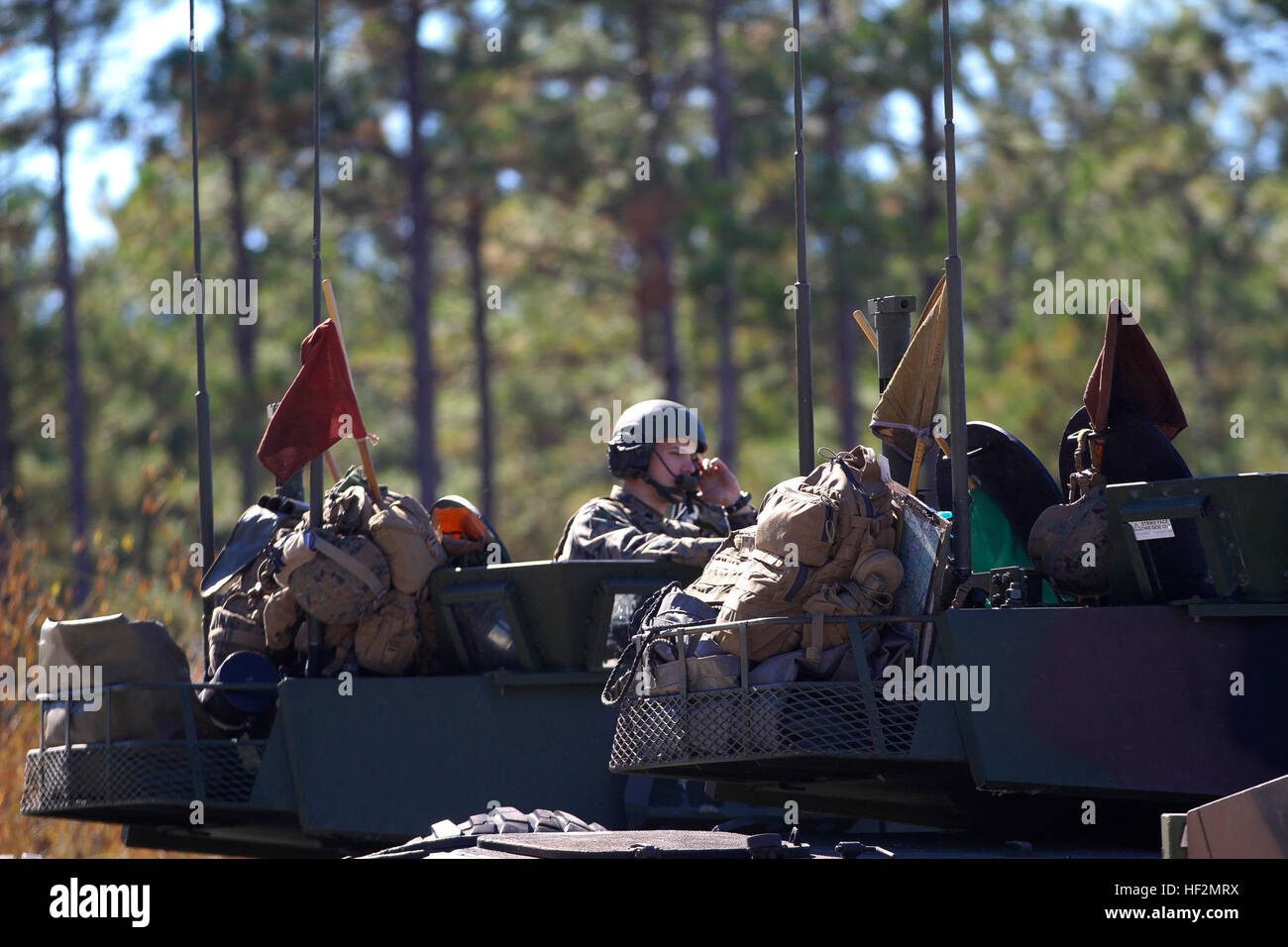 Un Marine con Bravo Company, Battaglione Team di atterraggio 3° Battaglione, 6° Reggimento Marini, 24 Marine Expeditionary Unit, verifica le munizioni impatto sugli obiettivi durante una taratura di armi esercizio di Camp Lejeune, N.C., nov. 7, 2014. I marines condotto la formazione per assicurare che tutti i sistemi di arma funzionino correttamente e siano pronti per la prossima distribuzione alla fine dell'anno. Bravo Co. è il BLT luce della ricognizione corazzato distacco dalla seconda luce corazzato battaglione di ricognizione, seconda divisione Marine. (U.S. Marine Corps photo by Lance Cpl. Austin A. Lewis) XXIV MEU LAR del distacco Foto Stock