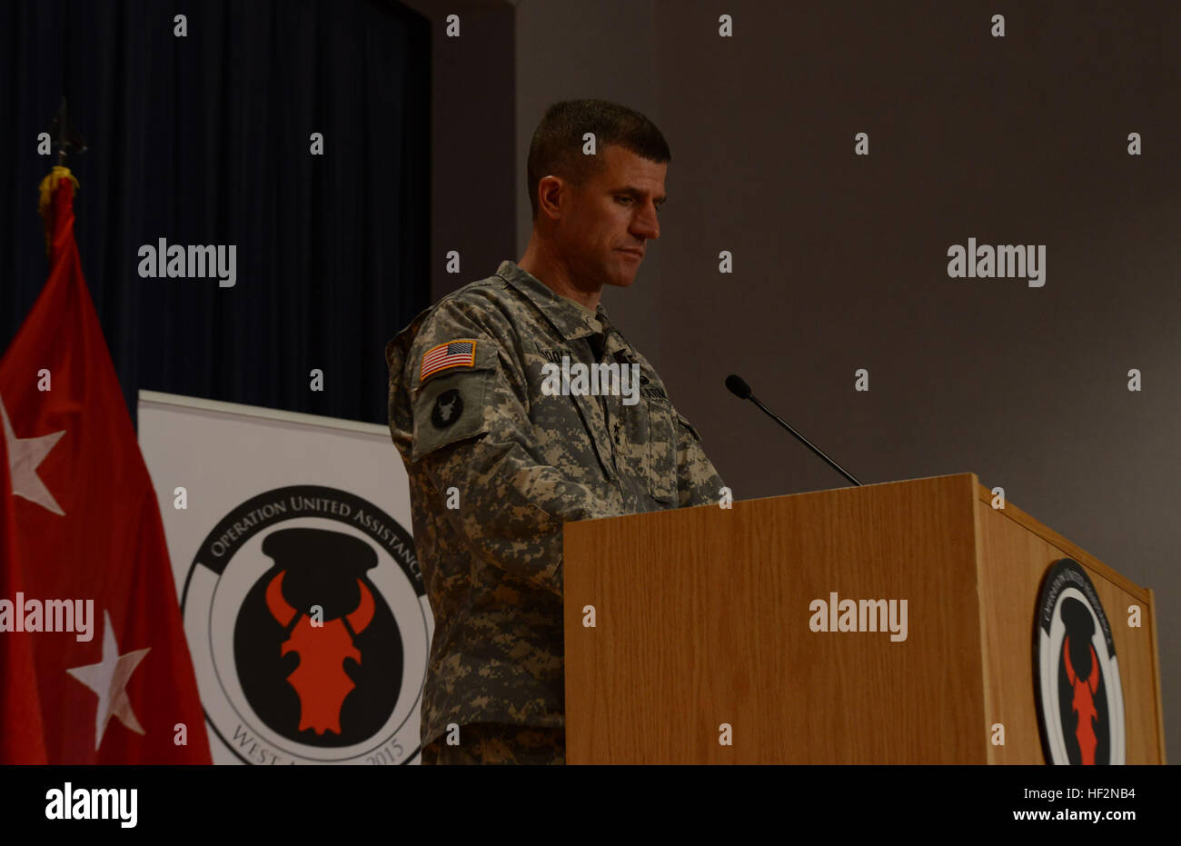 Il Mag. Gen. Neal Loidolt, comandante del Minnesota Guardia Nazionale la trentaquattresima divisione di fanteria, parla nel corso di una conferenza stampa, nov. 17, 2014, in Rosemount, Minn., annunciando la distribuzione del quartier generale di divisione della Liberia nella primavera del 2015 a sostegno del funzionamento Regno di assistenza. (U.S. Esercito nazionale Guard photo by Staff Sgt. Patrick Loch) Red Bull sede si prepara per la distribuzione in Africa occidentale 141117-Z-CQ961-117 Foto Stock