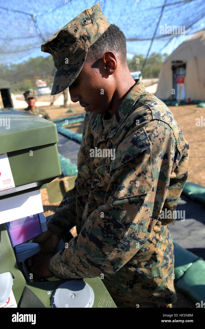 Lancia Cpl. Cupido J. Baker si lava le mani prima di gustare un campo pasticcio pasto durante il W.P.T. Hill Premio servizio alimentare la concorrenza al Marine Corps Air Station Cherry Point, N.C., nov. 18, 2014. Baker è un'acqua del supporto tecnico con Marine ala squadrone di supporto 274 e un nativo di Brooklyn, N.Y. 2a MAW compete per il campo titolo pasticcio, W.P.T. Hill Award 141118-M-BN069-053 Foto Stock